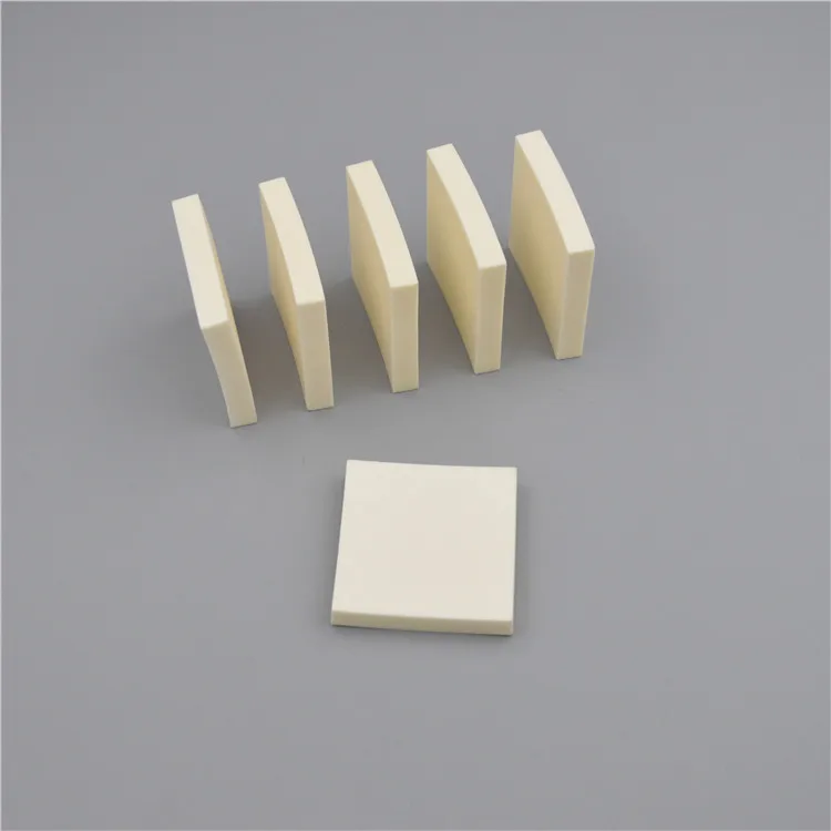 Высокая прочность 99% алюминия Al2O3 квадратная Одиночная изогнутая керамическая пластина R400
