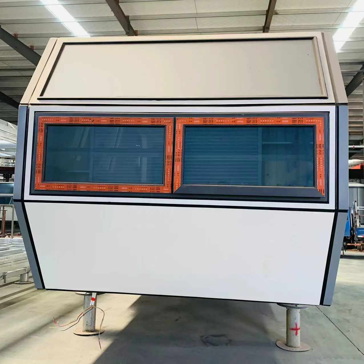 Galvanized steel frame capsule house with photovoltaic power generation for hotel, leisure resort, camping base and short-term