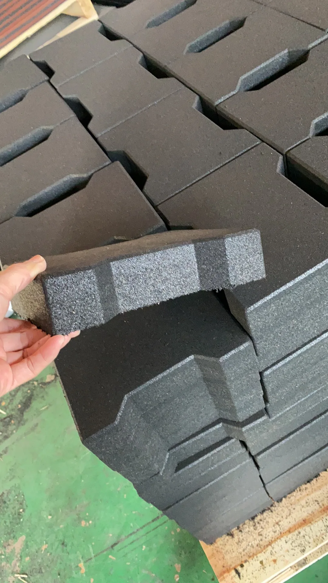 Переплетенная резиновая напольная плитка в форме собачьей кости для игровых площадок и садовых дорожек доступны индивидуальные услуги по резке формовке