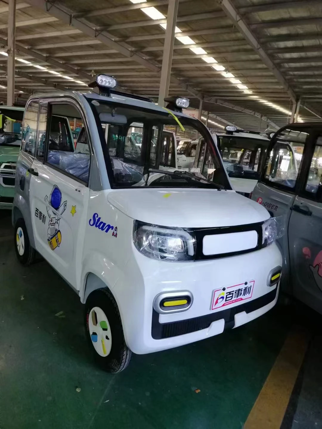 The first choice for enclosed small New Energy Vehicles 2 doors 4 wheel electric car for adult