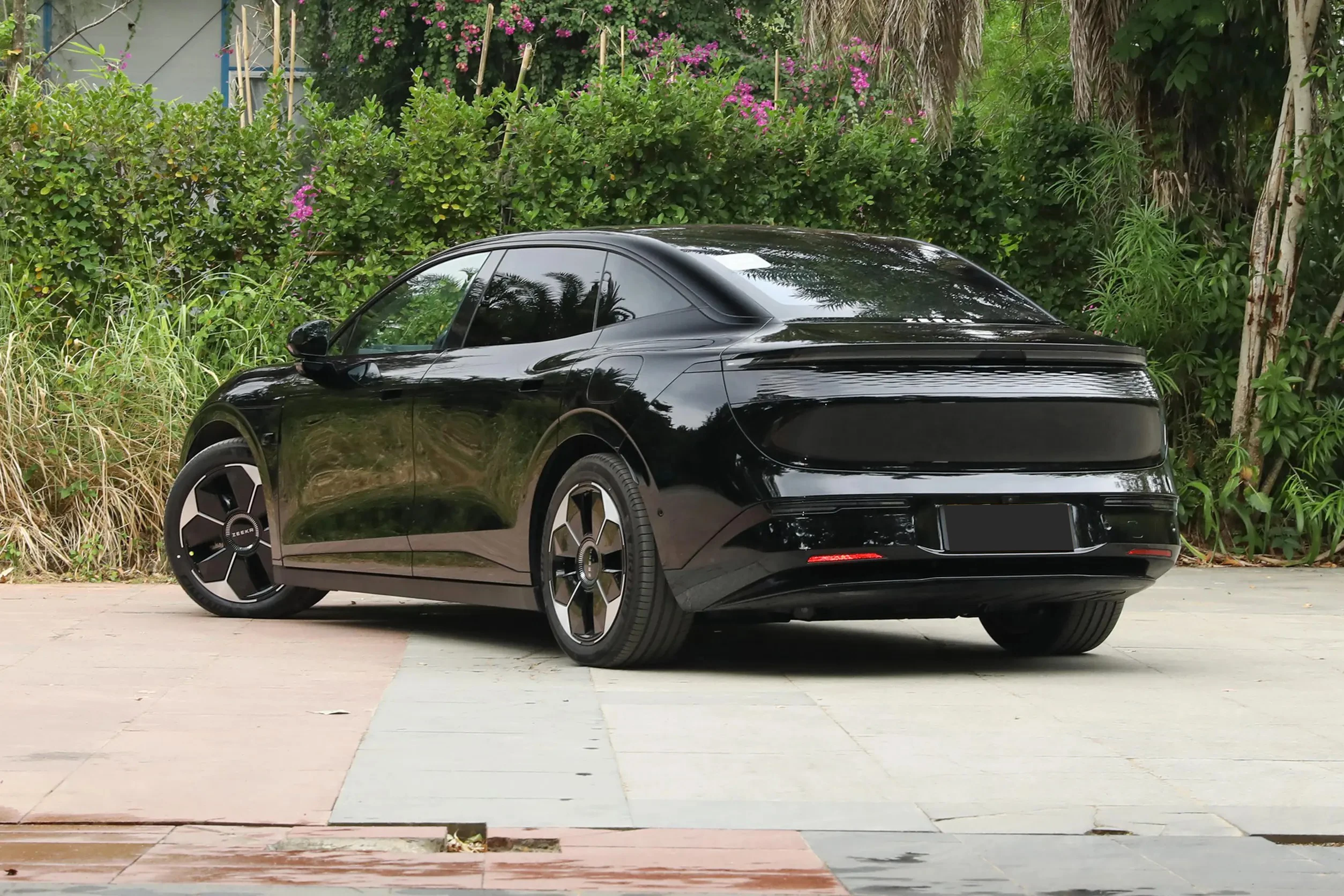 Chinese Hot Selling E Cars Zeekr 007 MPV 4-Door 5-seater Triple Van 688KM Long Range Electric Vehicles For Sale