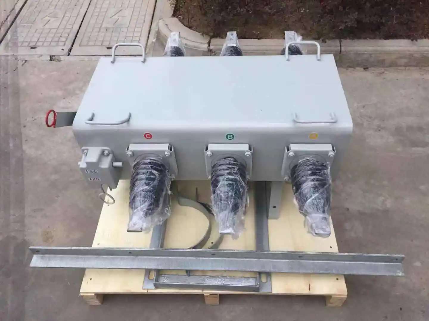 11KV 630A 1250A Manually Operated Pole Mounted SF6 Gas Insulated Electronic Sectionalizer Load Break Switch LBS
