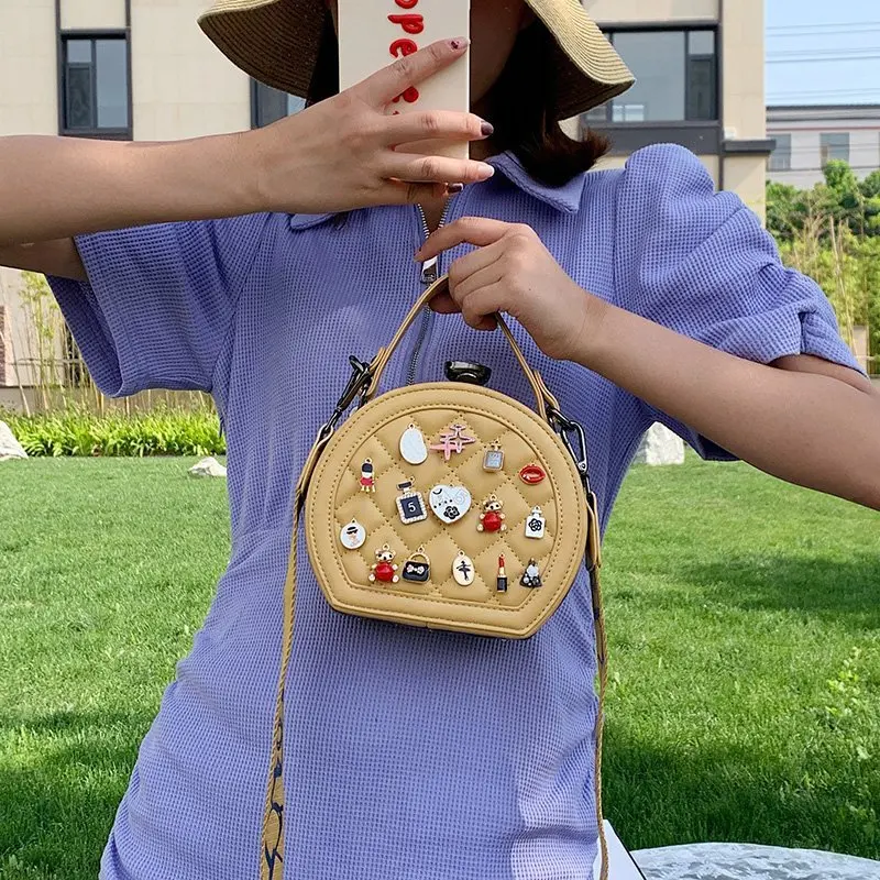 OLAF Factory 2023 Trendy Fashion Ladies Lingge Rivet Small Round Bag 2023 New Trendy Cartoon Badge Shoulder Bag