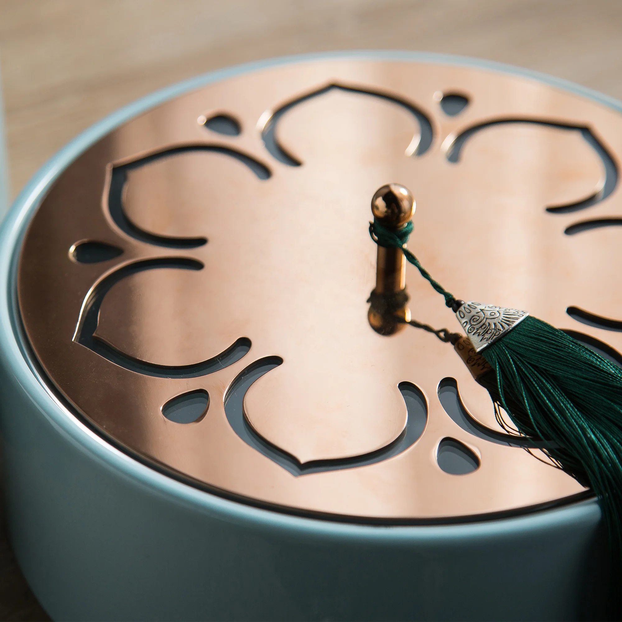 Ceramic round box golden iron lotus lid luxury service storage box for home decor