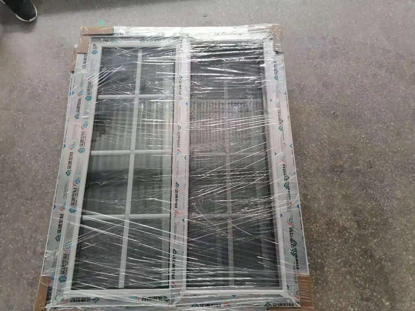 Top quality upvc pvc sliding window with grill design and mosquito net for house windows