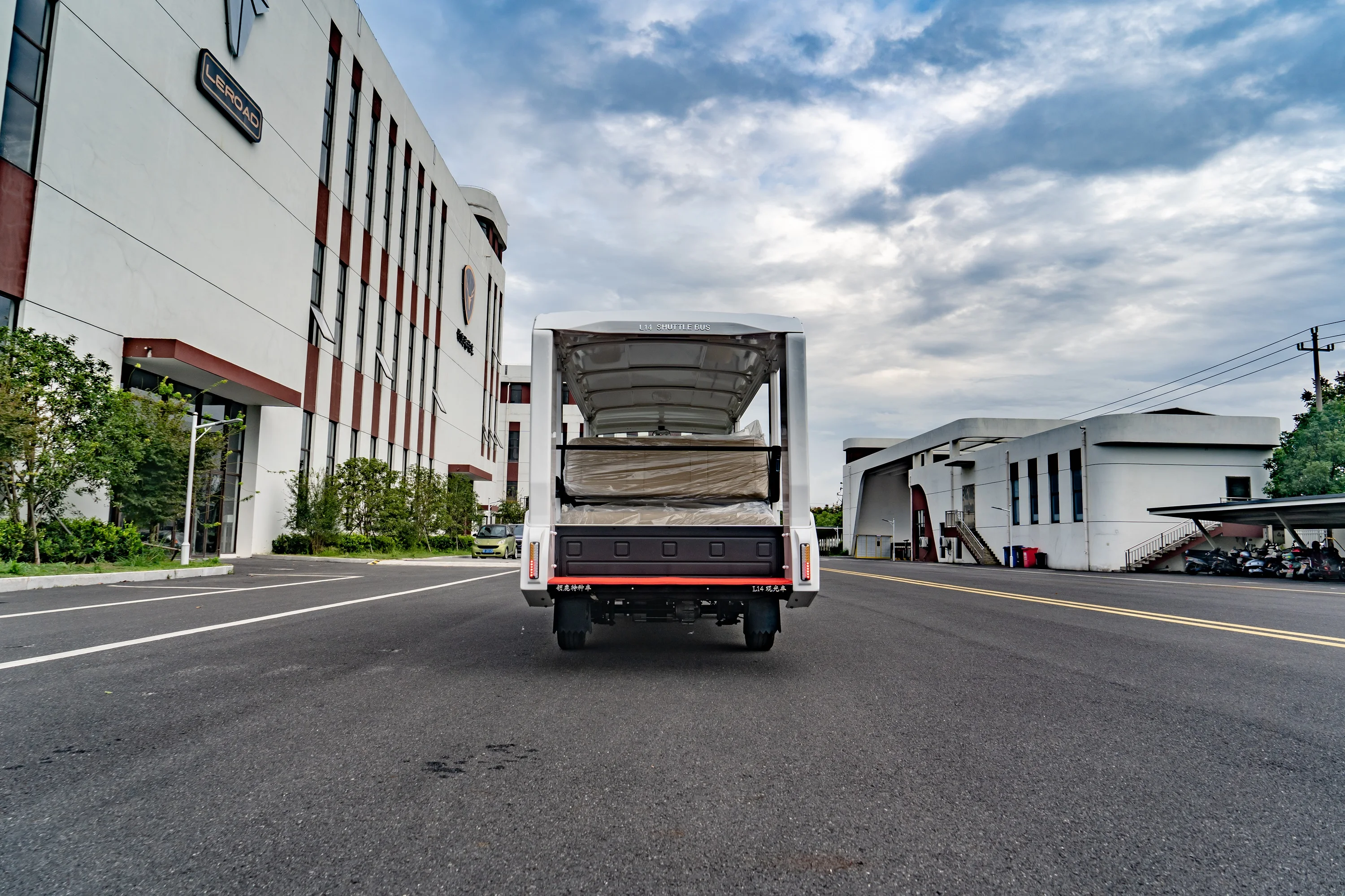 LEROAD NEW ARRIVAL L14 White Sightseeing Bus Good Quality Hot Sale Durable L14 Electric Shuttle Bus