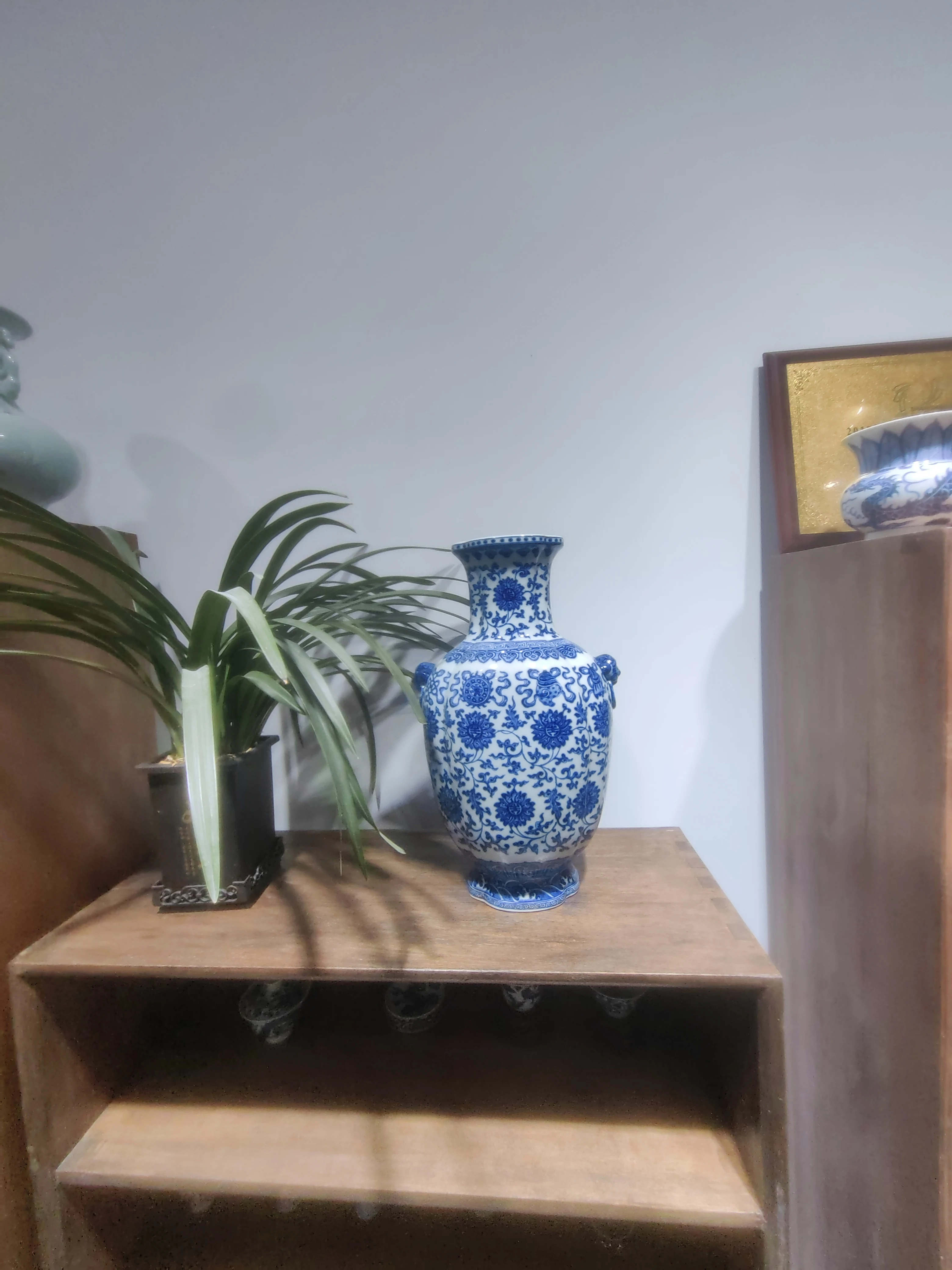 High quality classic Chinese blue and white porcelain vase for home decoration