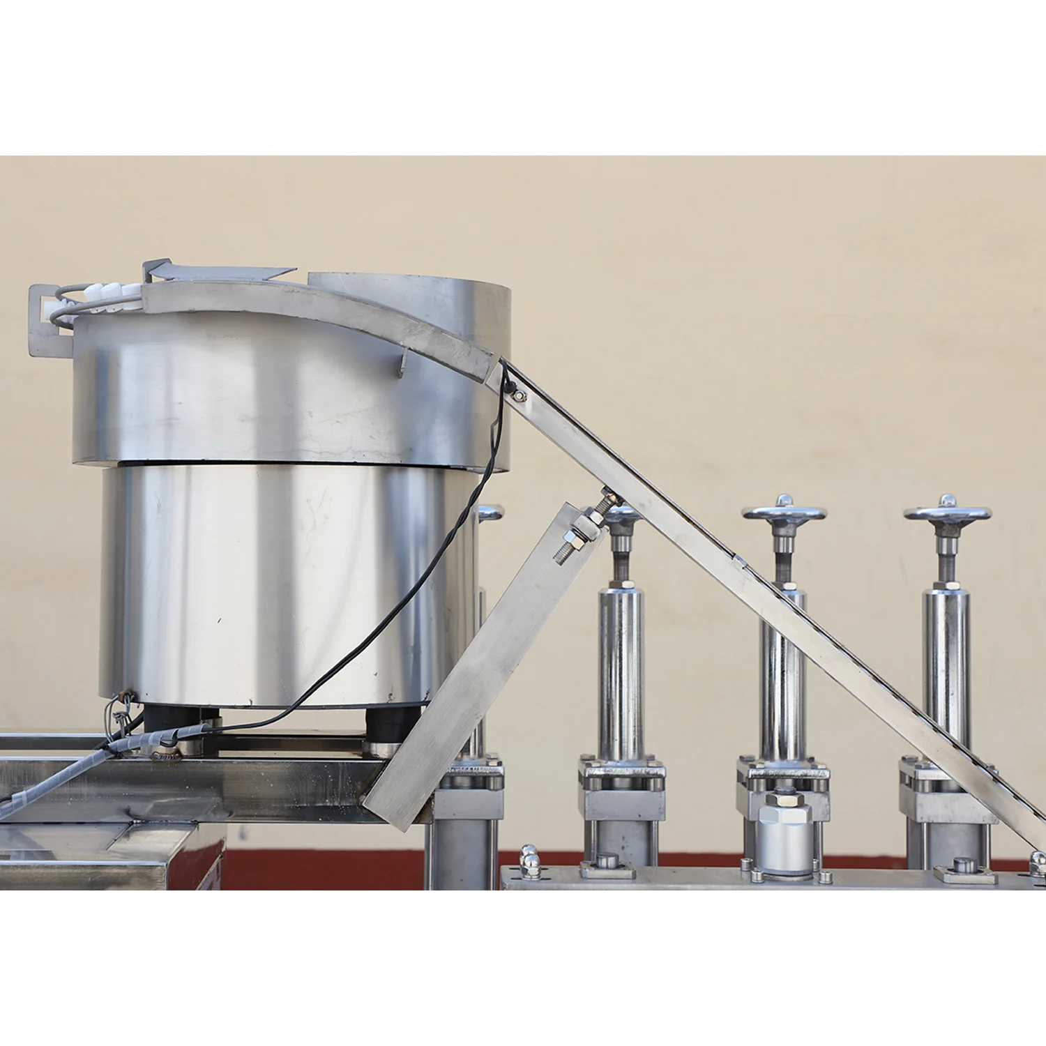 Full automatic 4 nozzle standing pouch juice soy milk plastic bag filling packaging machine factory juice filling equipment
