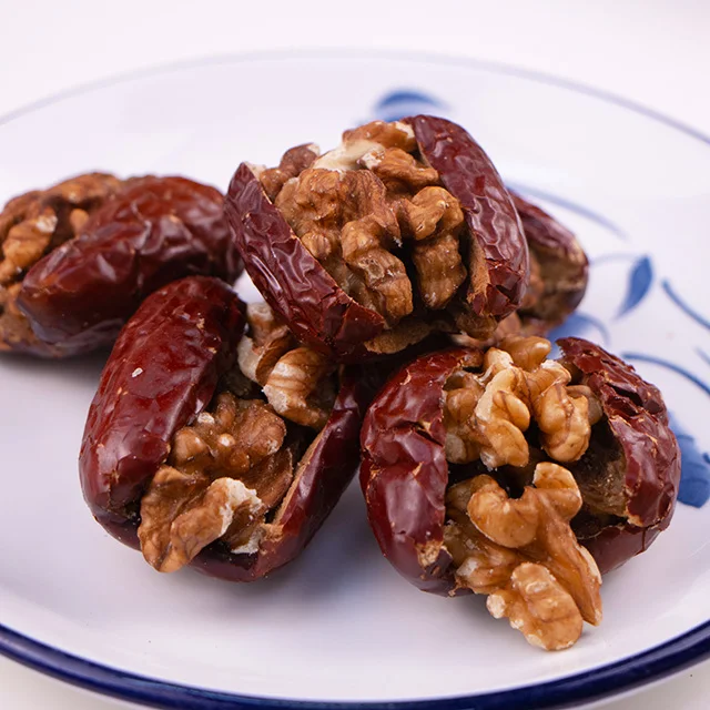 Вкусный красный Jujube смешанный с грецкими орехами профессиональные сухофрукты запеченные и вакуумная упаковка грецкий орех в виде орехов сухофруктов