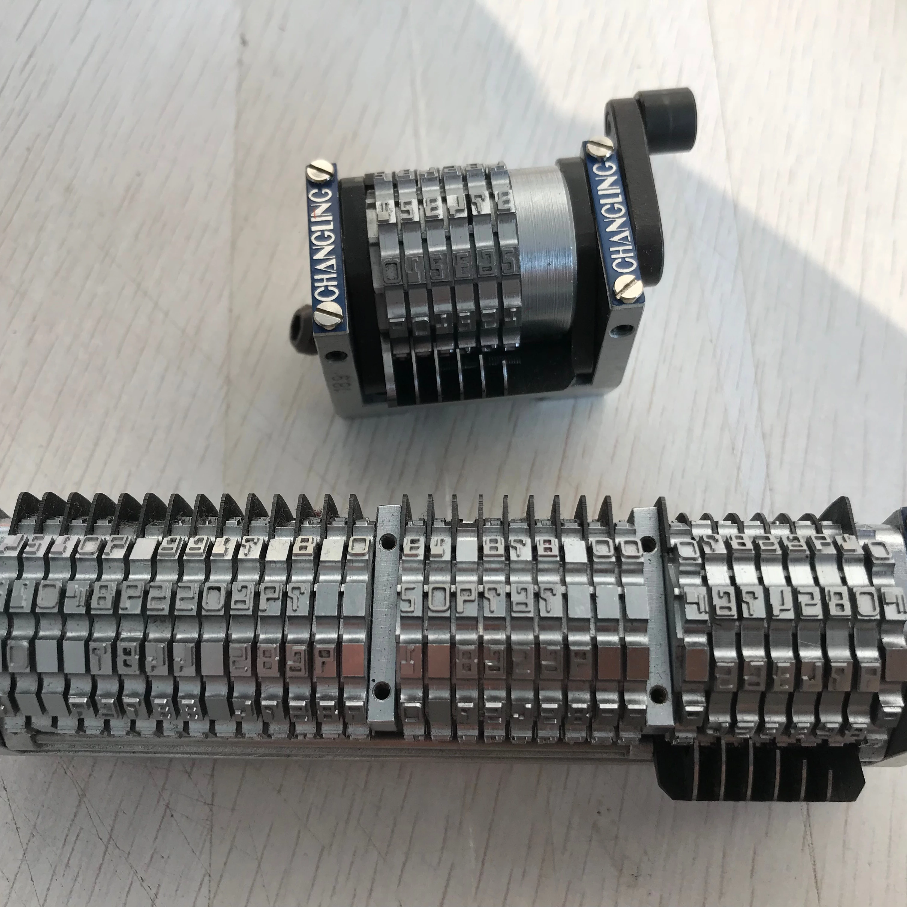 Машина для номера поршневых боксов