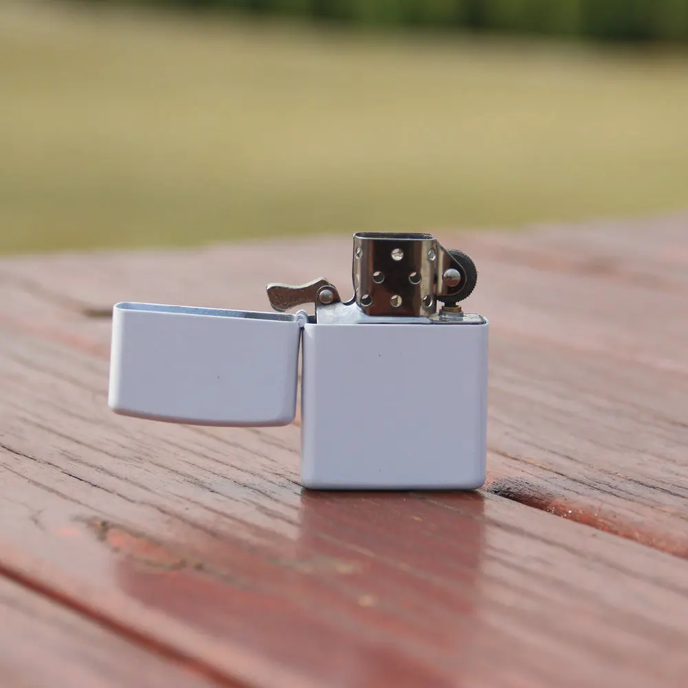 Логотип клиента золотистого или серебристого цвета металлических нефти зажигалка