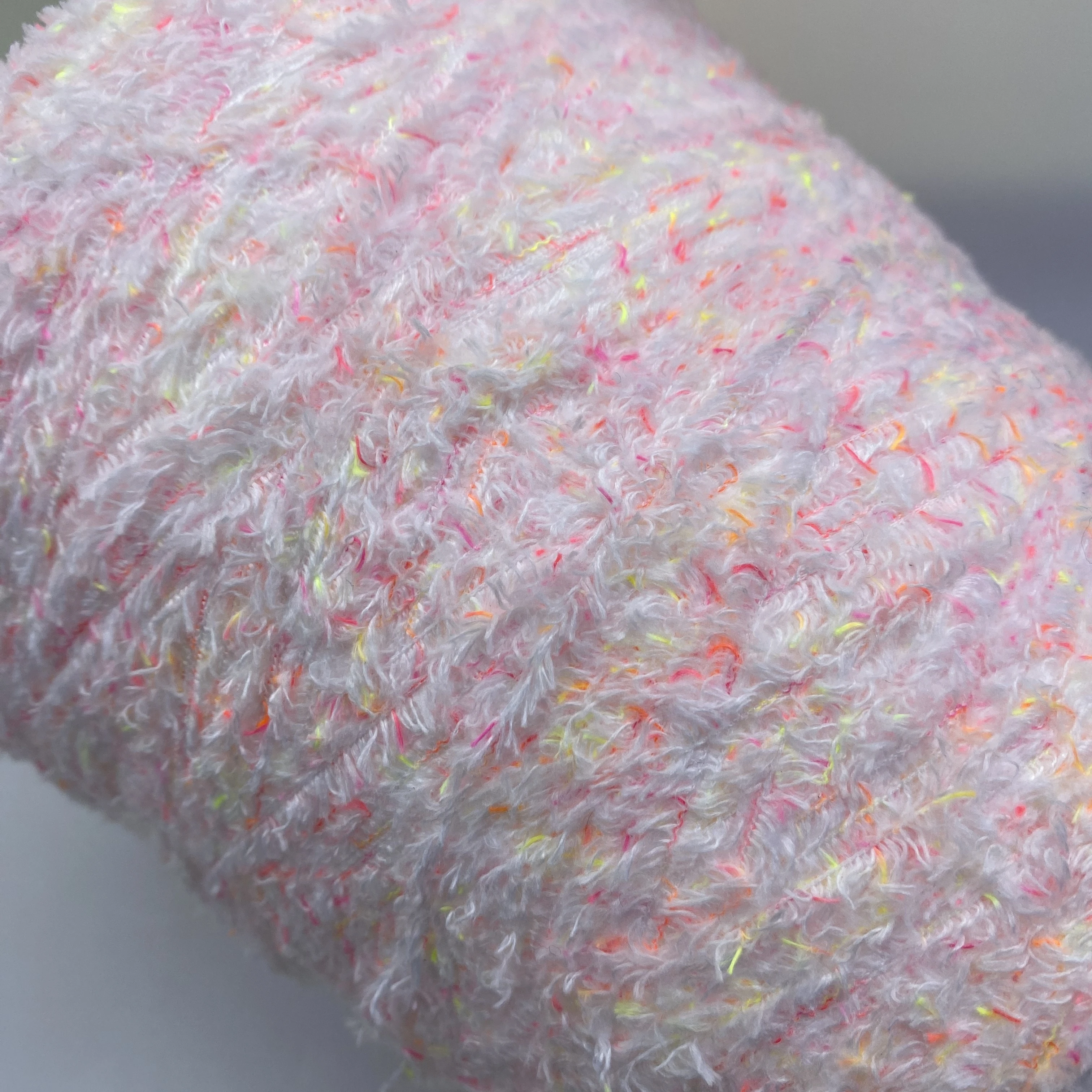 2023 новая причудливая пряжа мягкая на ощупь 4 нм/1 5 нм/1100% полиэфирная бархатная для трикотажной машины 3GG 5GG