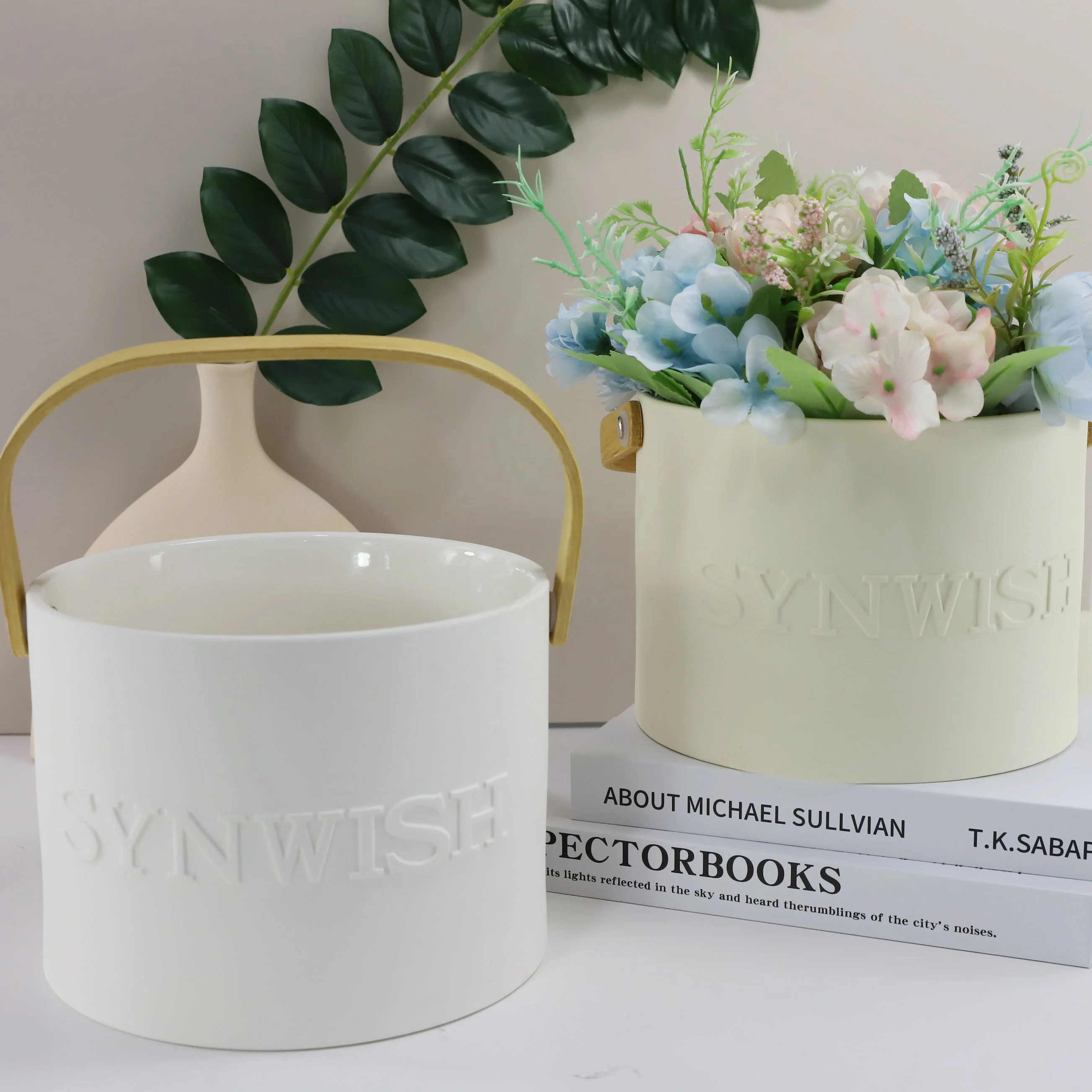Unique Minimalism Style Embossed Logo Candle Bowl Wholesale Large Luxury White Ceramic Jars With Scented Soy Candles