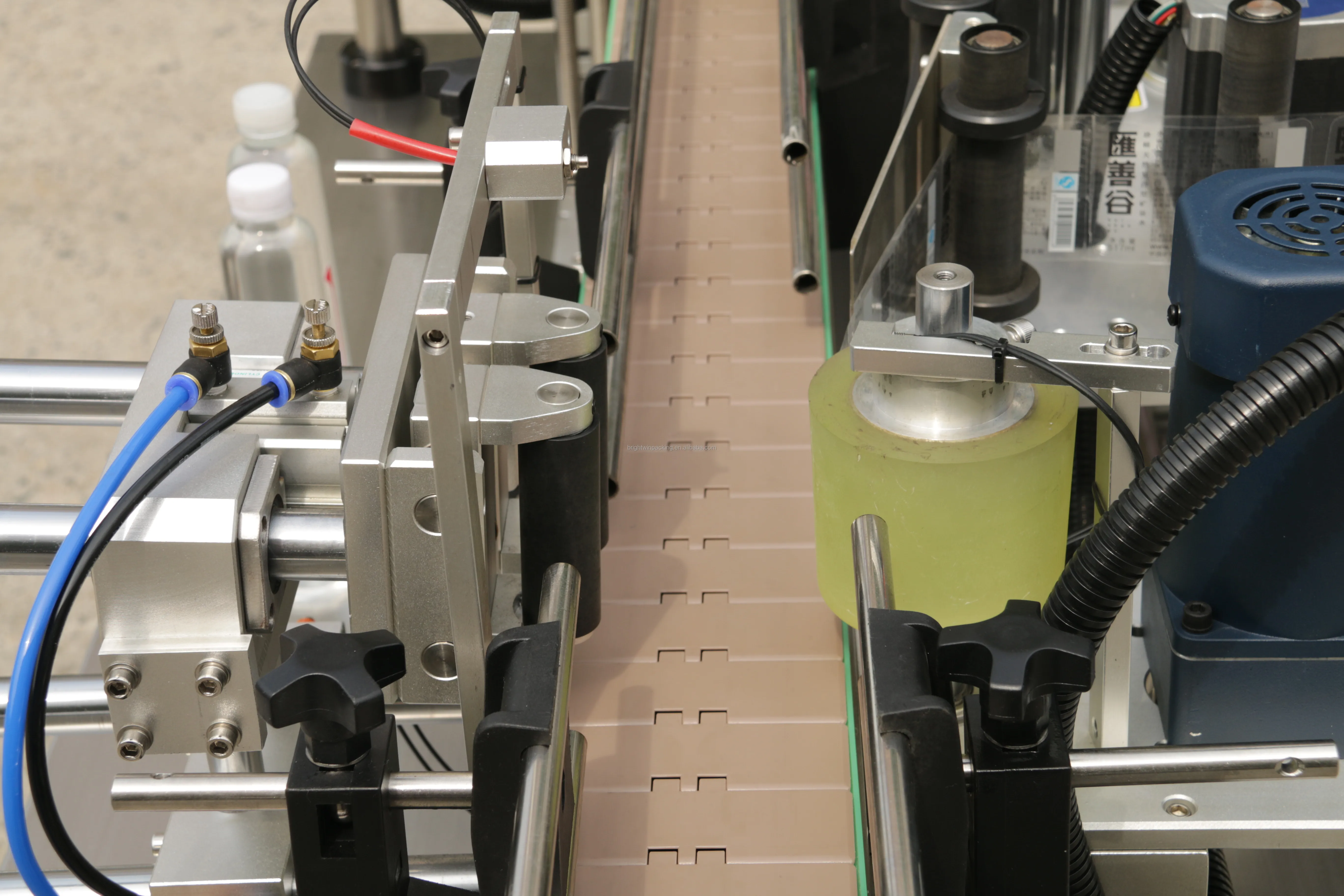 Автоматическая машина для маркировки круглых бутылок с видео в Шанхае