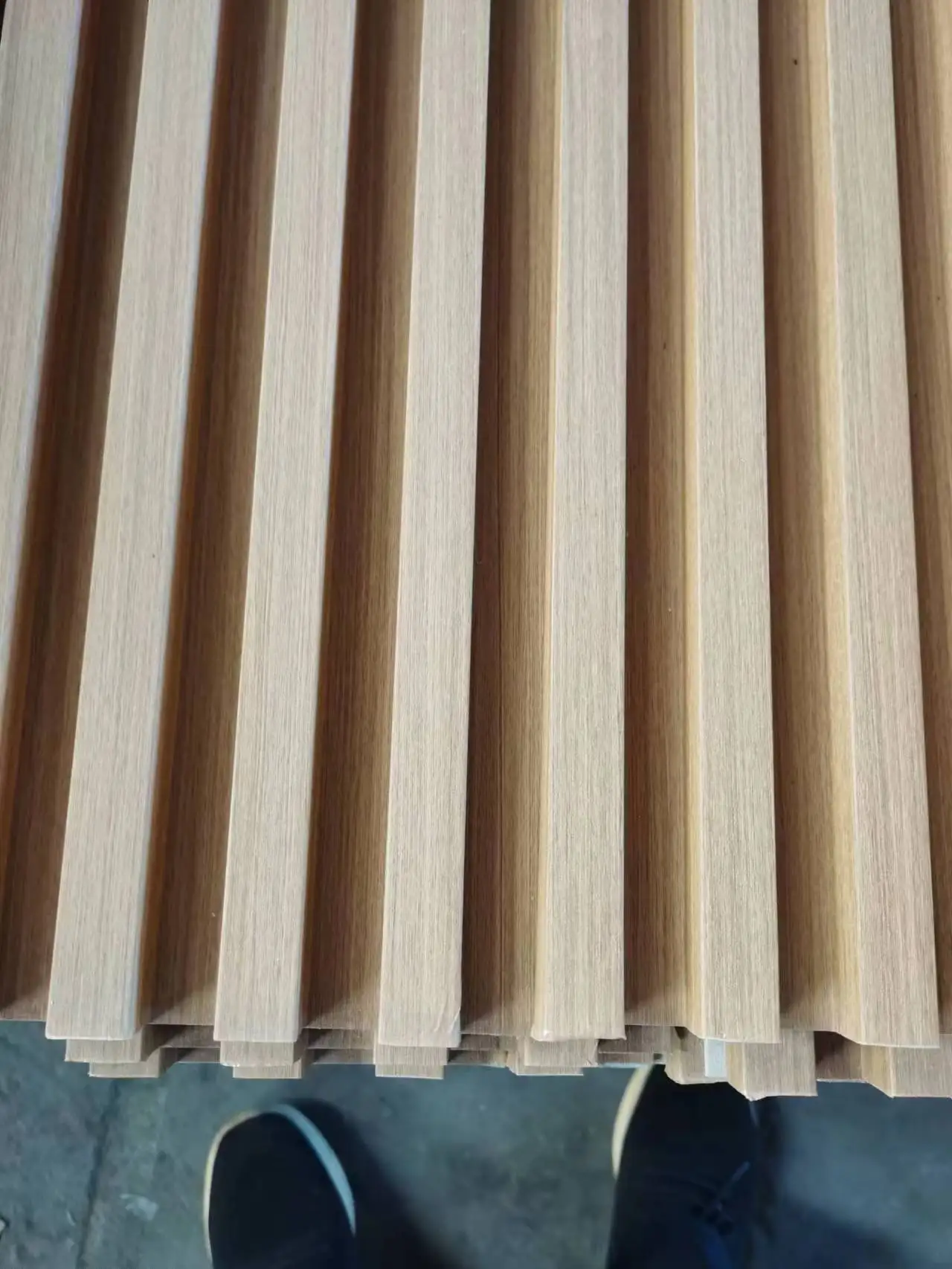 Лучшие продажи 150*18 * мм 3 м 160*24 дешевая цена Классическая деревянная цветная облицовка интерьера wpc стеновая панель ПВХ поверхность 219*26