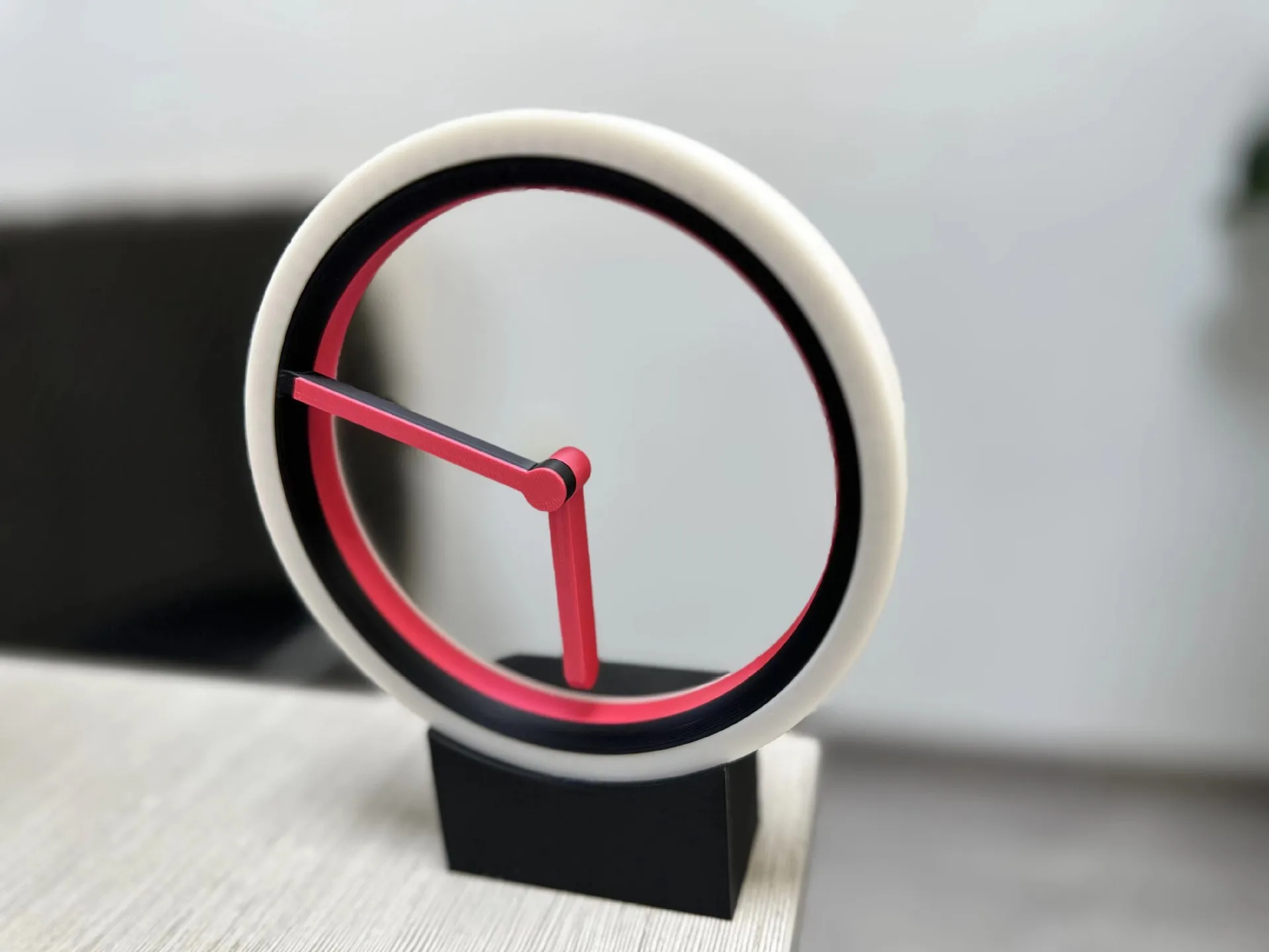 OEM Customized Niche Creative Gift Desk Clock Watch Time Automatic Timing Concept Levitating Floating Clock