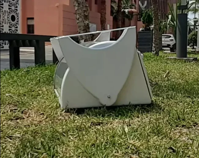 Portable outdoor solar oven for cooking hot dishes