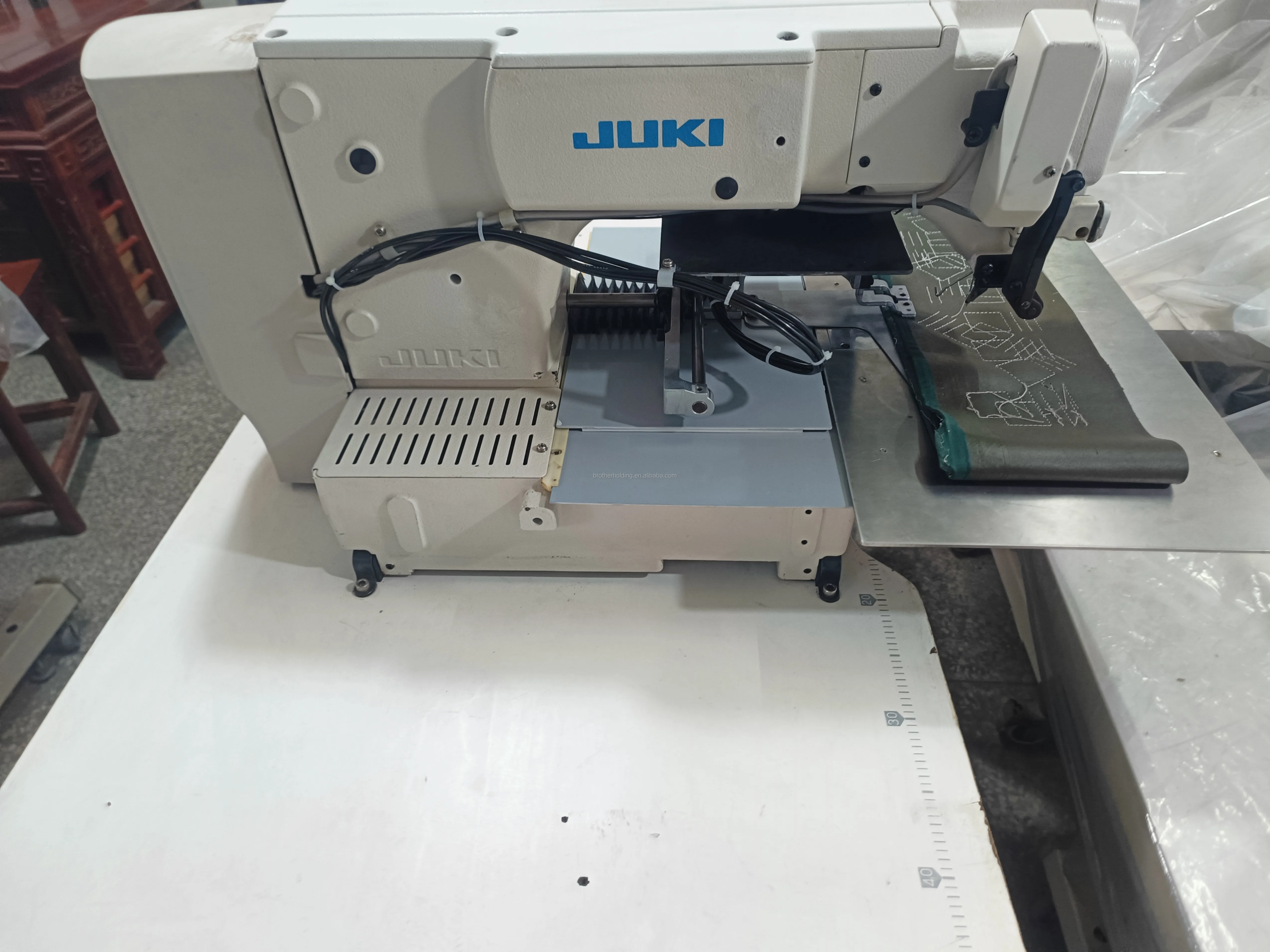 JUKIs AMS-210E 2210 Computer Controlled Cycle Machine Pattern Stitching Industrial Sewing Machines
