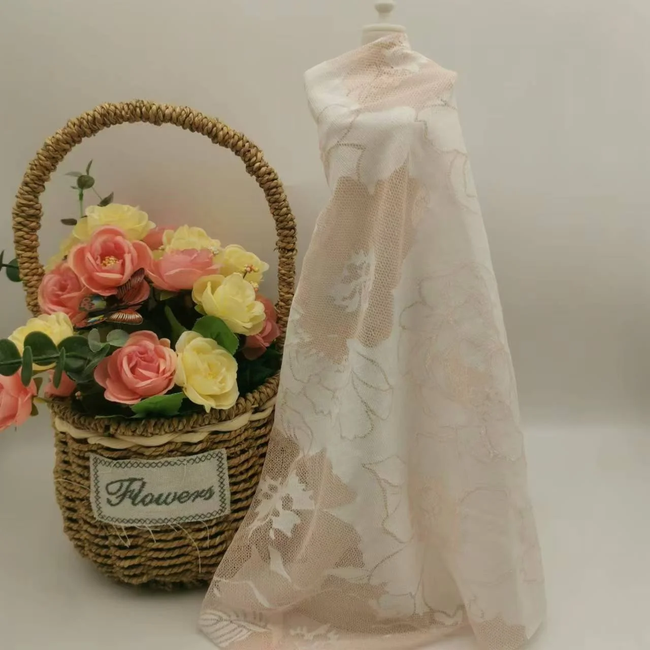 Knitted Two Tone White Pink Big Flower Burn out Floral 60%Rayon 30%Poly 10%Spandex Stretch Jacquard Lace Fabric for Clothing