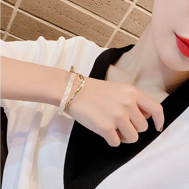 2021 Simple New White Shellfish Board Bend Bangle Stainless Steel Geometric Overlap Resin Bangle For Women