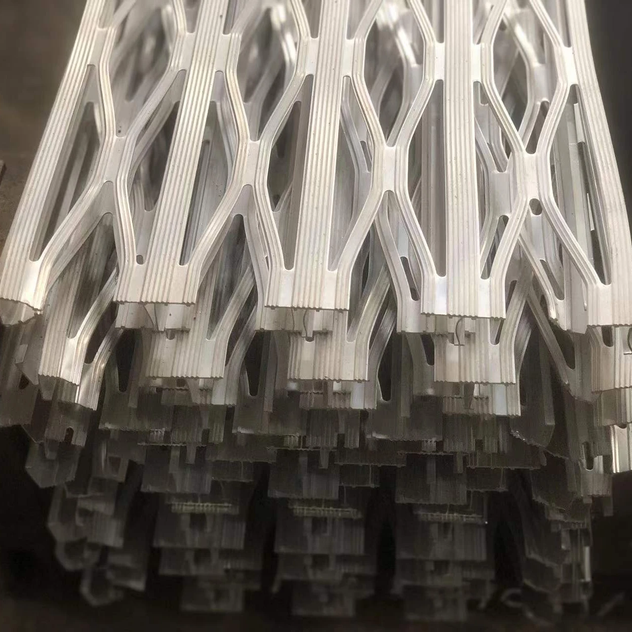 Durable and strong Diamond platform walkway pedal highway safety mesh fence