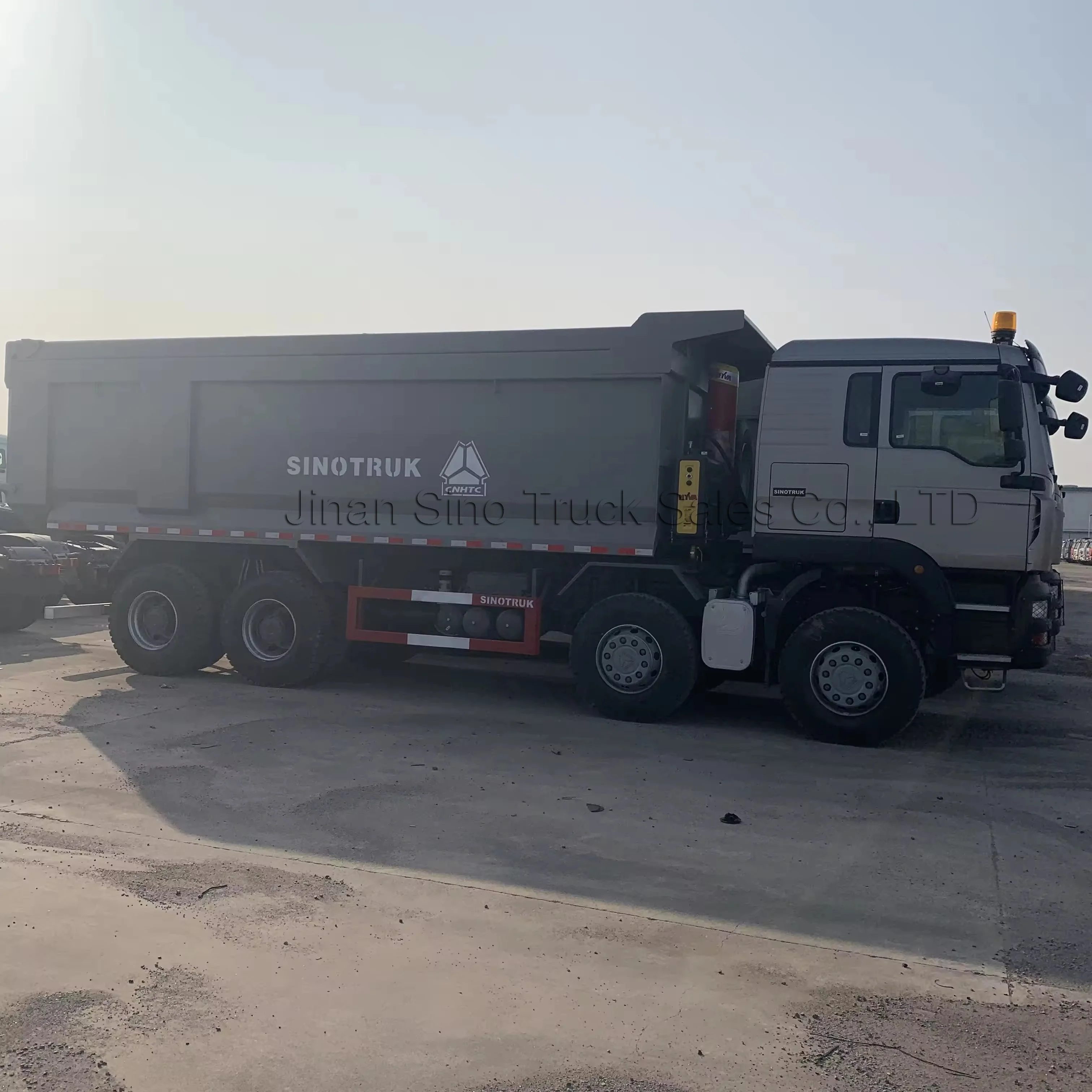 HOWO NX 8X4 12 Wheels Front Side Lifting Dump Trucks For Mining Area