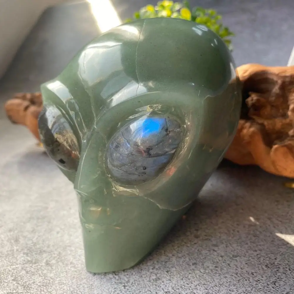 Оптовая продажа натуральный резанный вручную хрустальный череп инопланетянина народное ремесло зеленый авантюрин голова для украшения