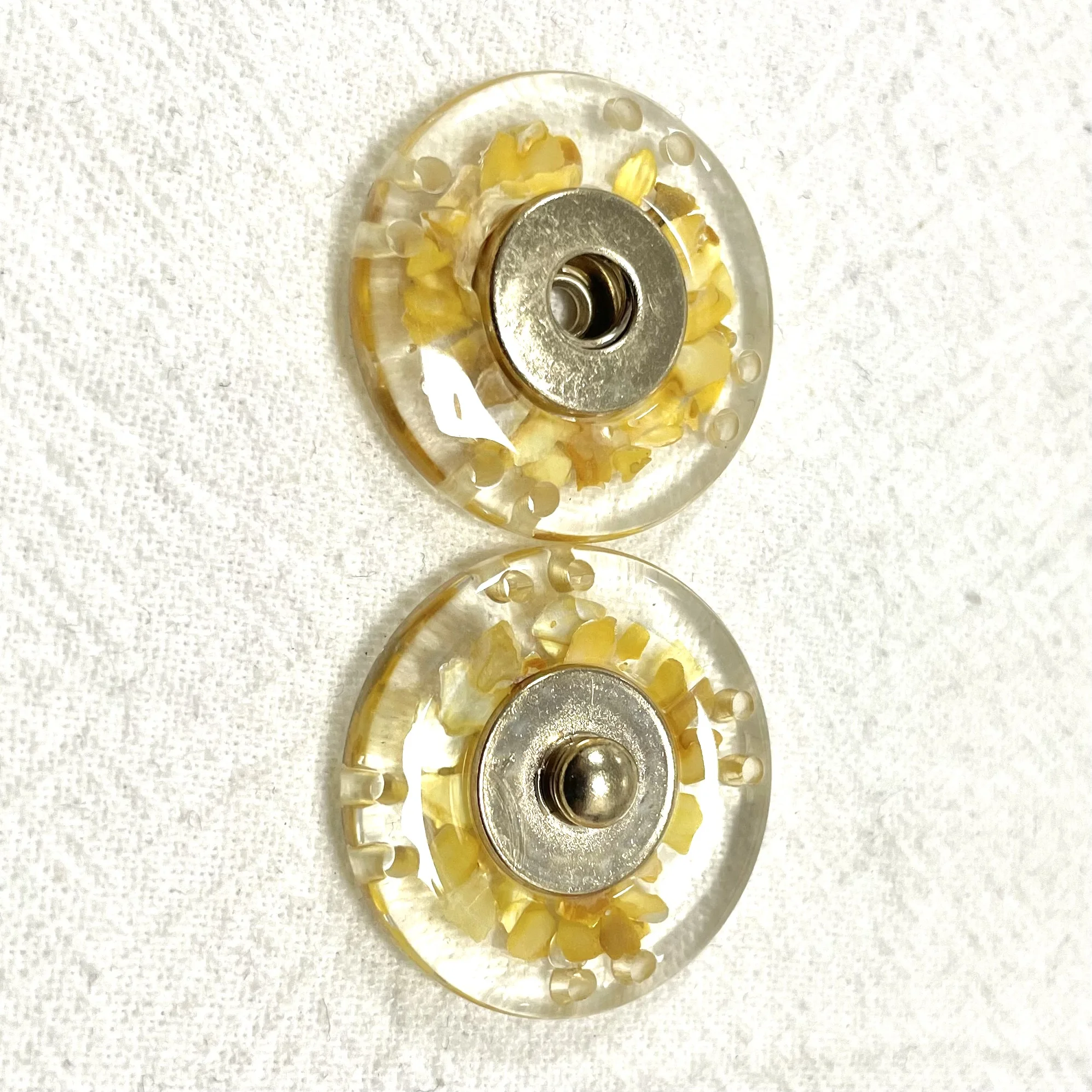 Fancy 2023 new designed press button yellow and pearl color press snap button for clothing