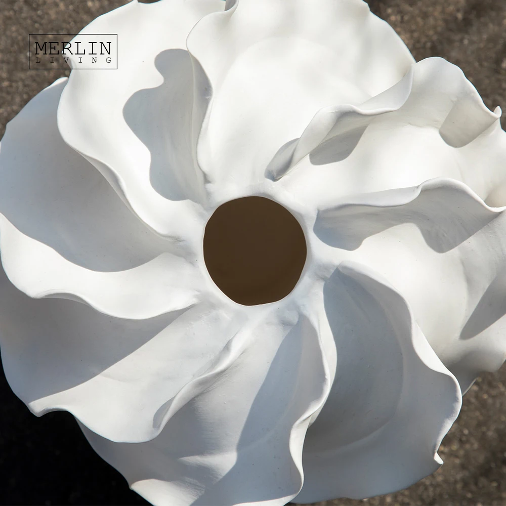Merlin Living handmade Ceramic vase pinch flower spiral white vase ceramic decoration Chaozhou Ceramic Factory OEMODM