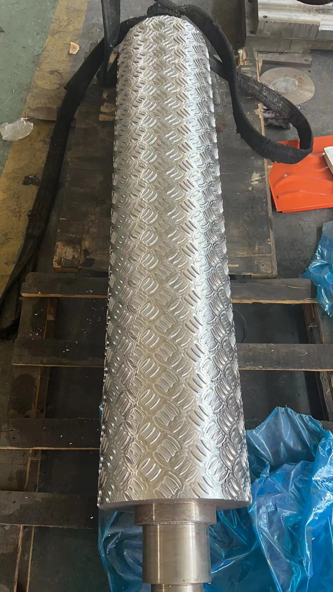 Нескользящий стальной лист шириной 1000 мм 1250 машина для тиснения Алмазный Узор металлическая плитка линия