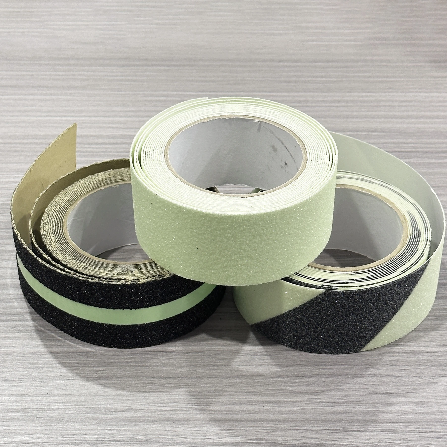 Luminous Anti Slip Tape Reflective Strip in the Middle Glow in The Dark Tape Stairs Safety Tread Non Skid Tape