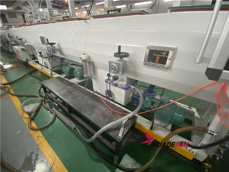 Экструзионное вспомогательное оборудование для экструзии труб HDPE PVC PPR IPS PPH вакуумный калибровочный резервуар с резервуаром для водяного охлаждения