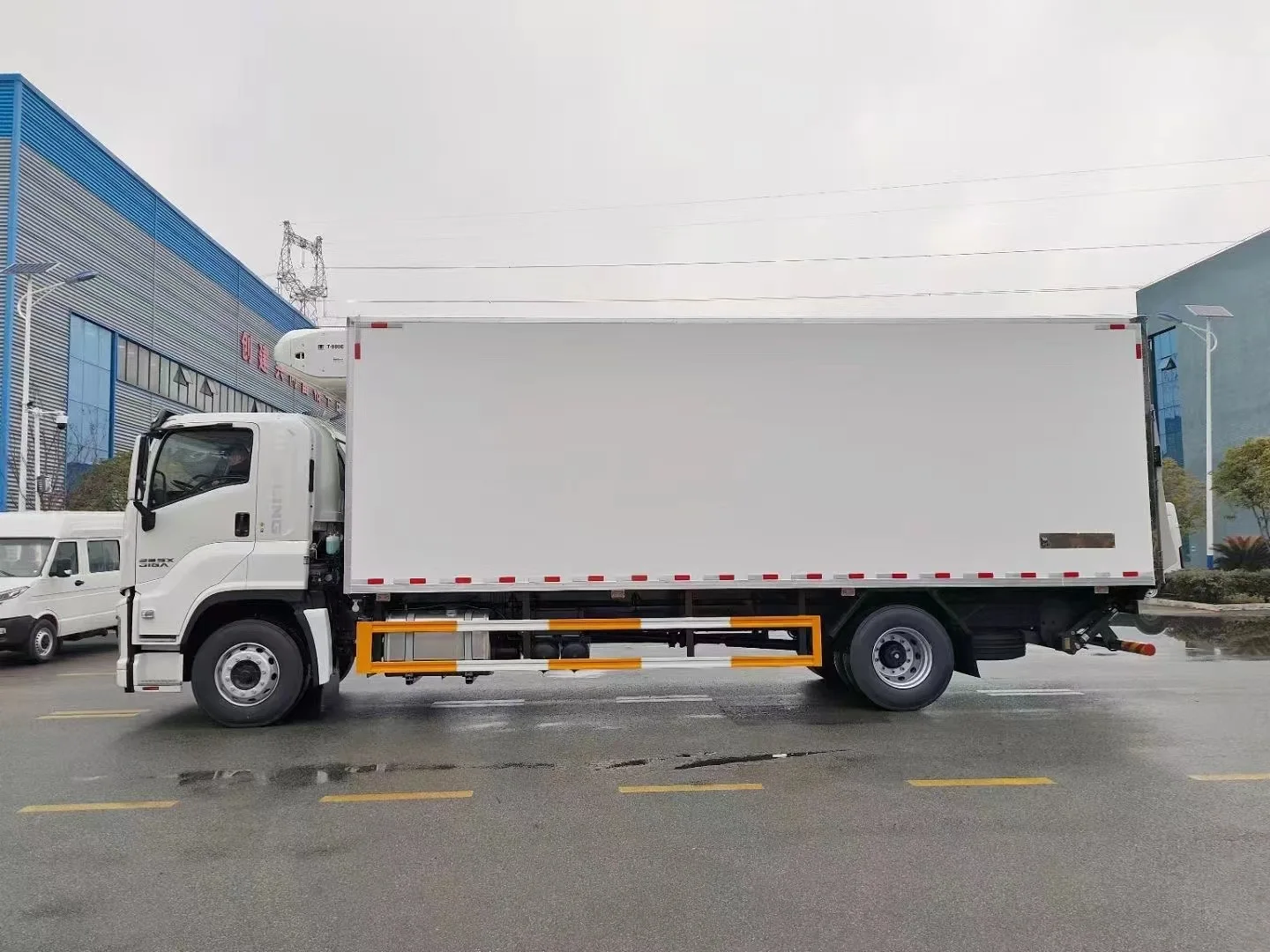 Hot Selling Isuzu FVR 4x2 Euro5 Refrigerator Truck 18 Tons Diesel Engine Hot King Cooling System New Condition Manual