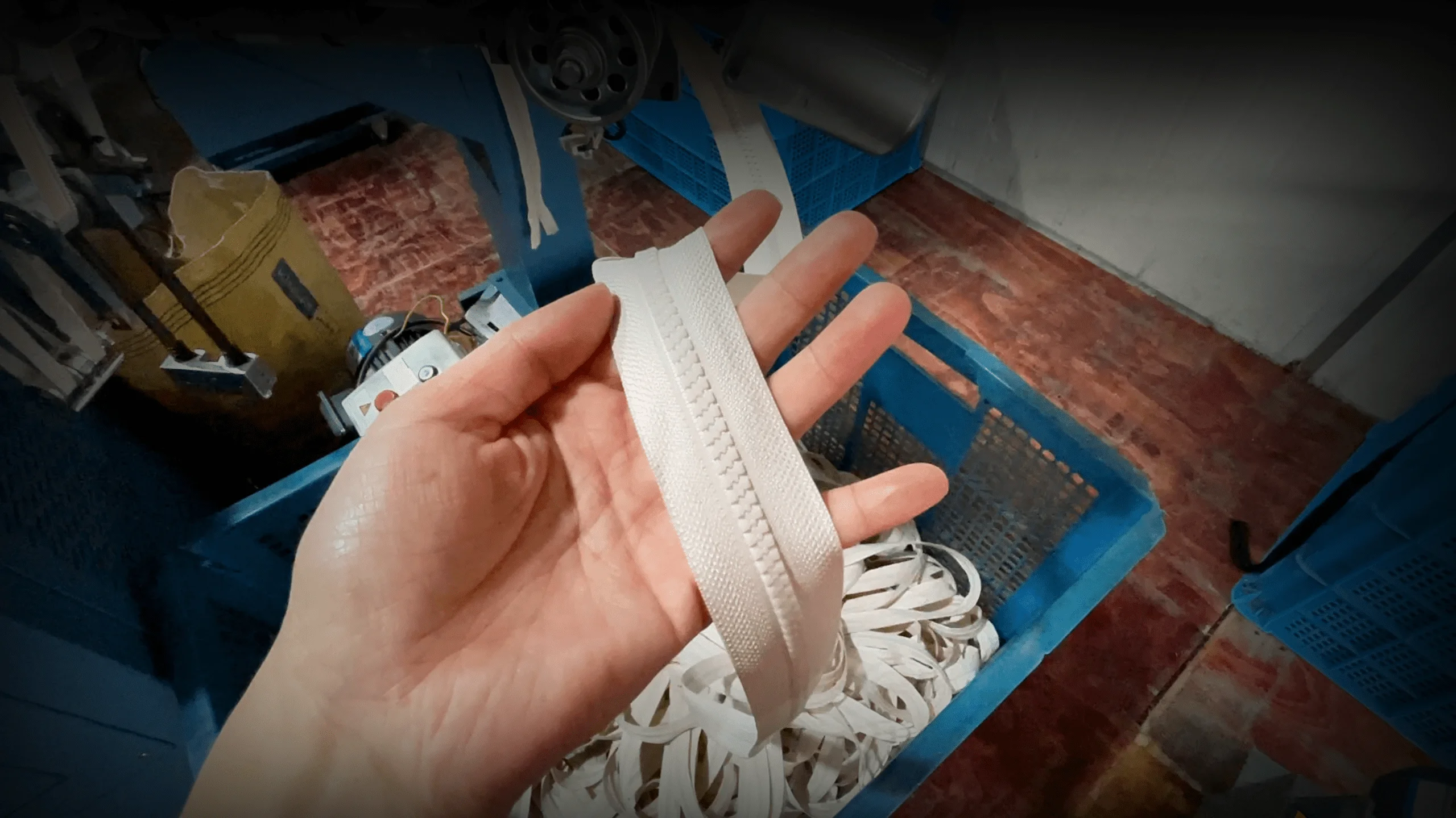 New type 2023 Auto plastic zipper long chain injection molding machine zipper coiling machine