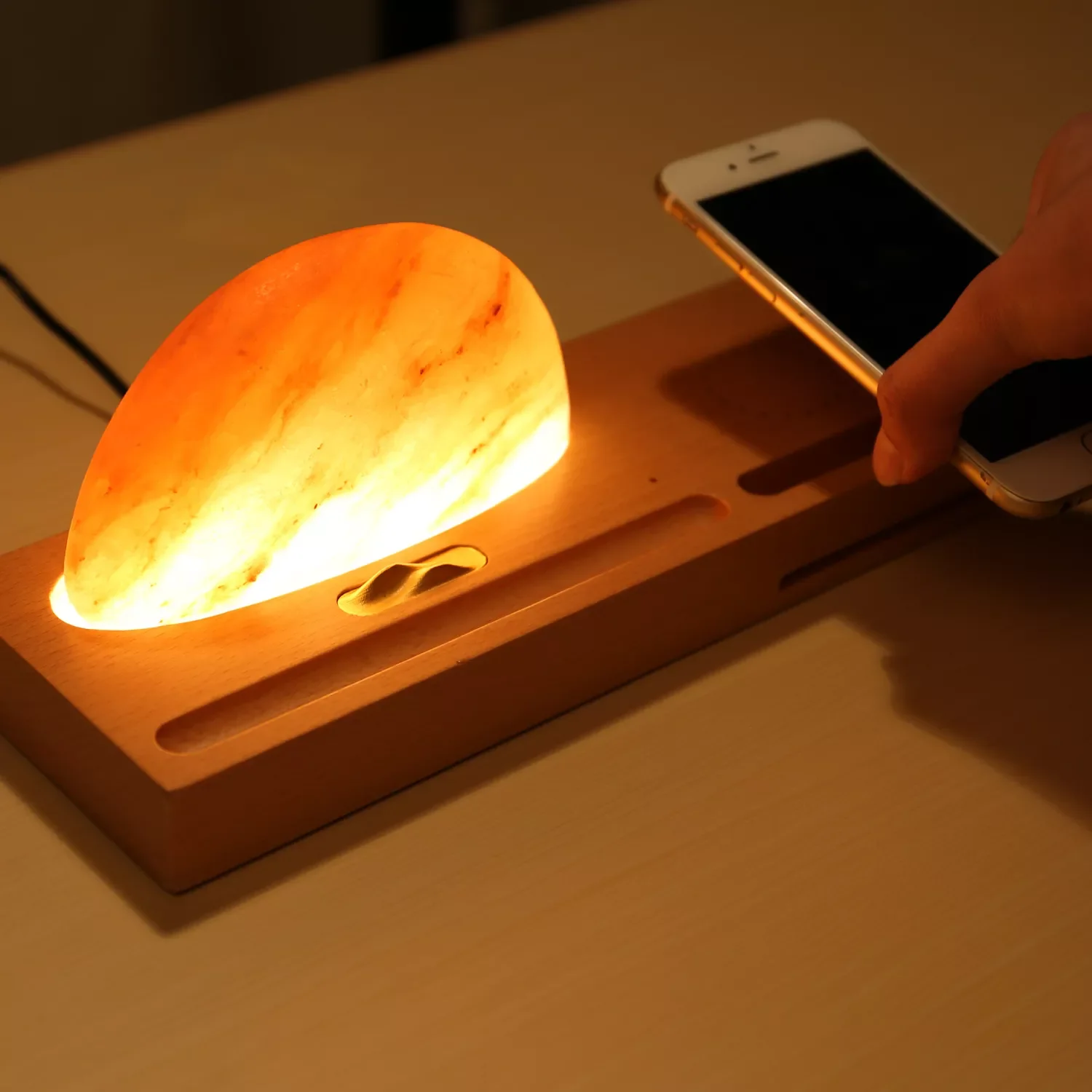 2023 Modern LED table Lamp for home decor wireless Mobile Phone Charger dimmable bedside table light wireless desk wood lamp