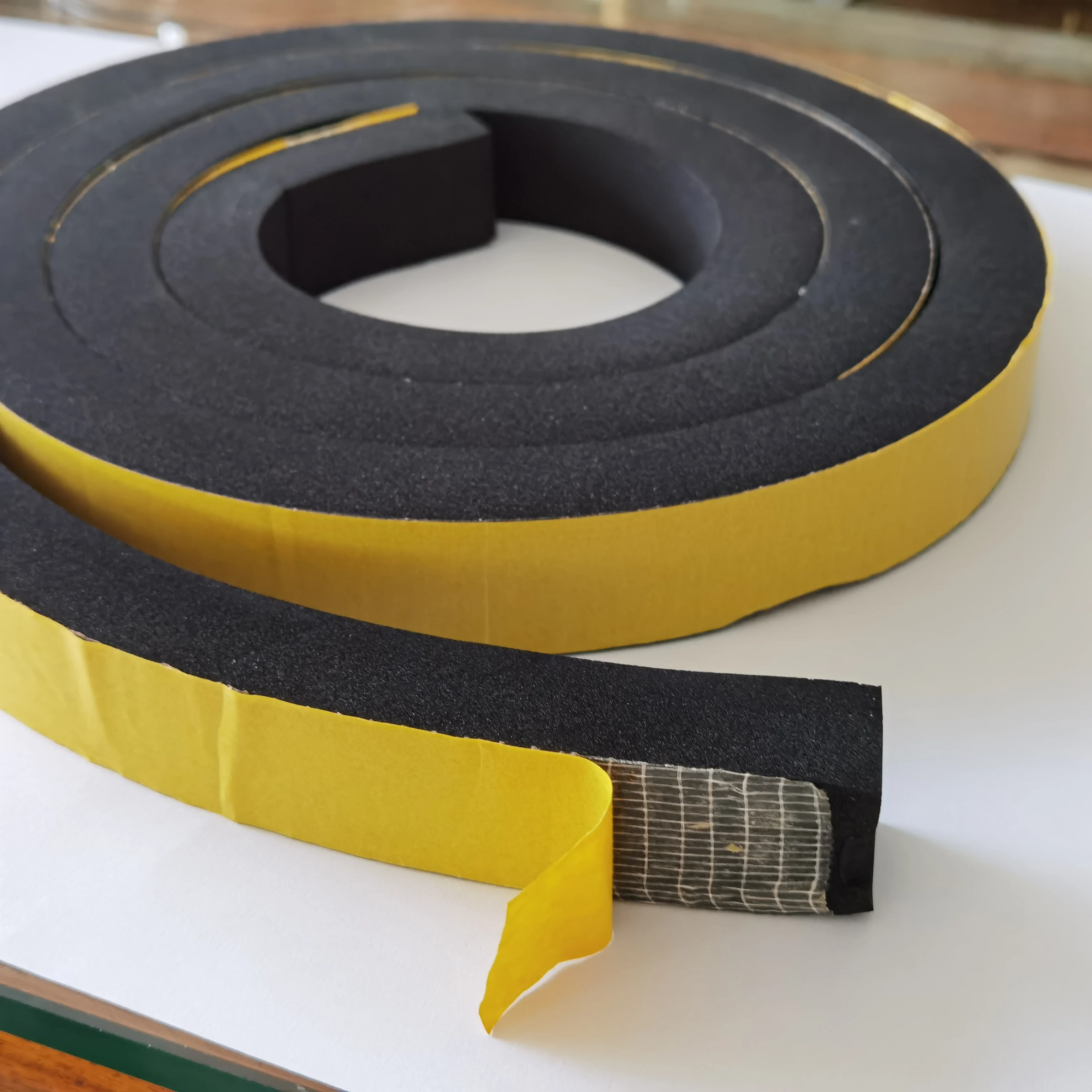 Self Adhesive Foam Rolls Sealing EPDM Sealing Strip