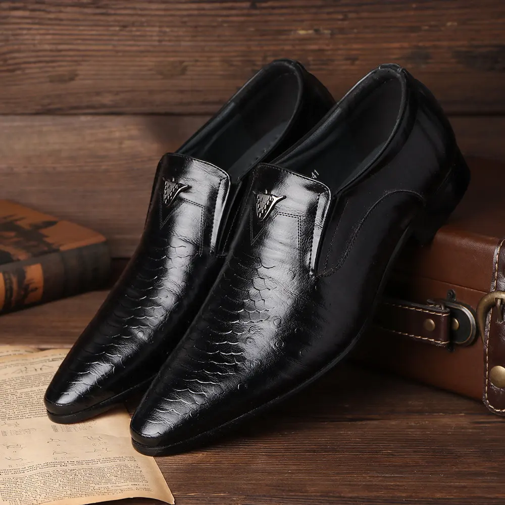 Fashion Design Man Casual Shoes Breathable Brogue Shoes High Quality Leather Leisure Formal Big Size Dress Shoes for Men Office