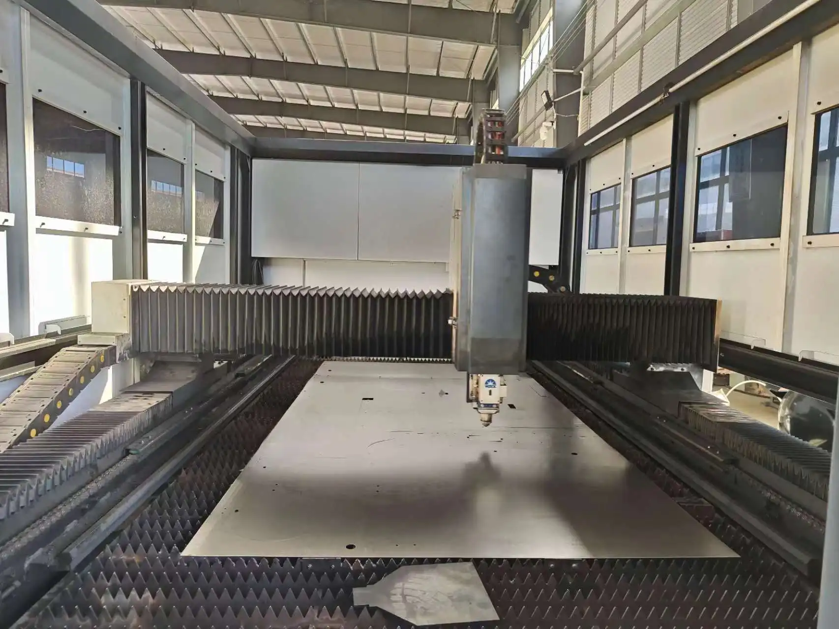 Soruda 1.5kw-6kw cnc plasma Cutter Metal Fiber Laser Cutting Machine