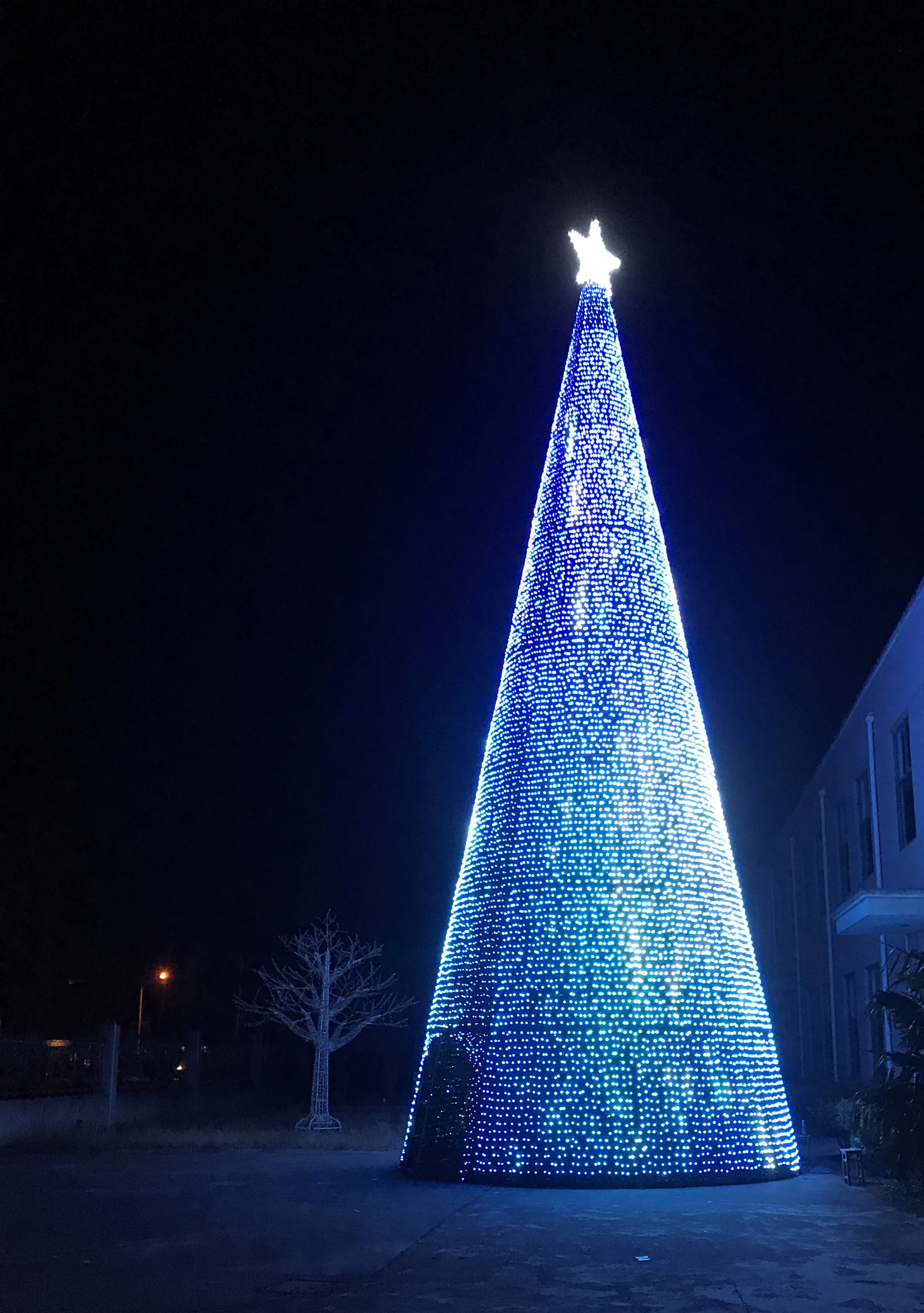 2022 newest style  spiral metal frame green PVC 3d cone big giant large artificial hanging light Christmas decoration Xmas trees