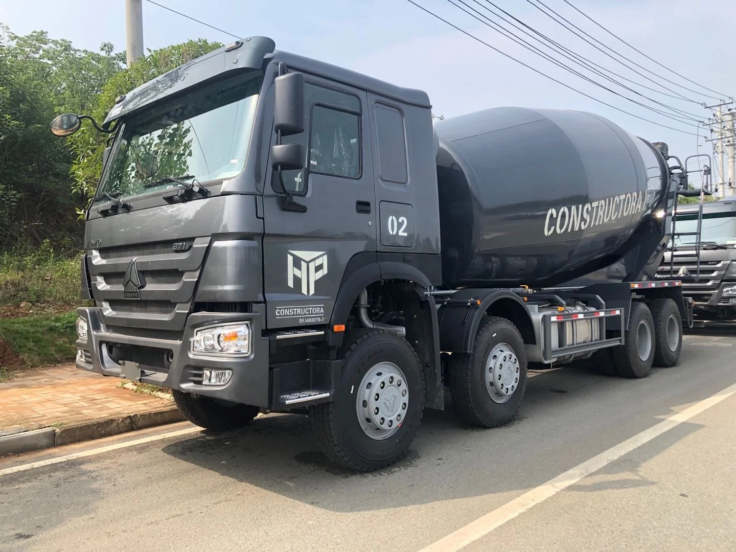  Высококачественные износостойкие стальные цементные смесители HOWO 8x4 18 м3 по низкой