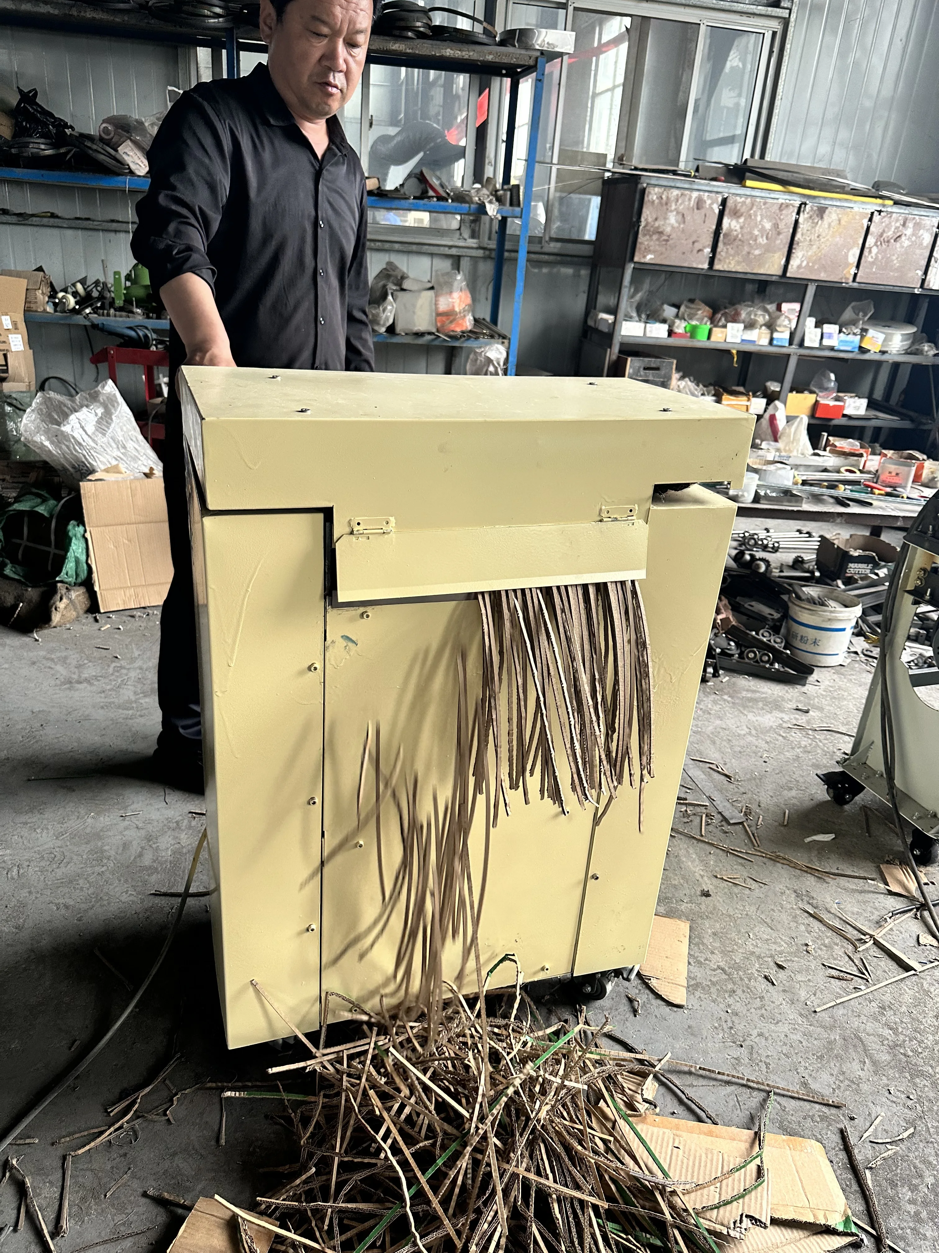 Waste recycle paper shredders cardboard cutting machine carton box shredder corrugated cardboard shredding machine