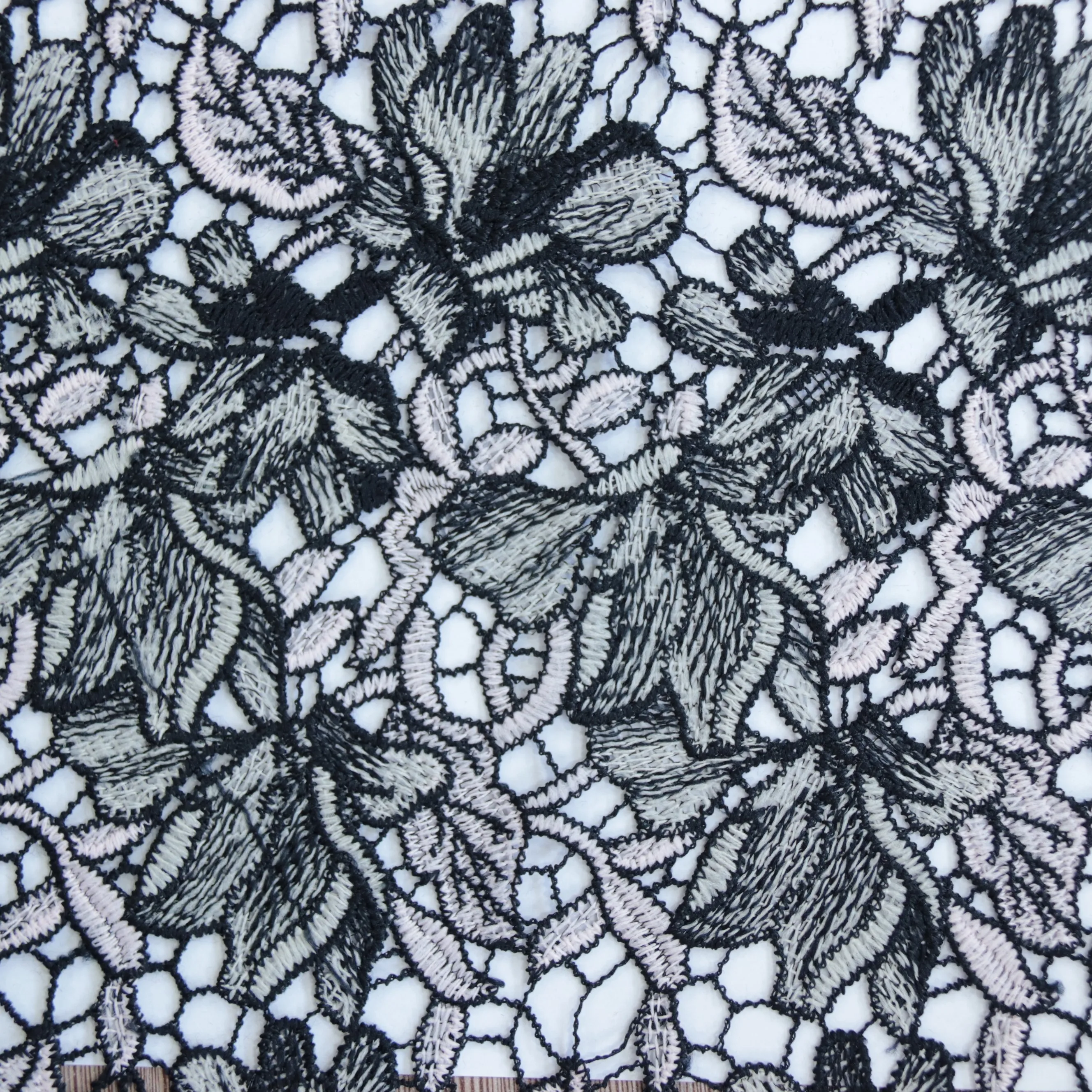 Растворимая в воде ткань для вышивки черными и белыми чернилами из 100% полиэстера