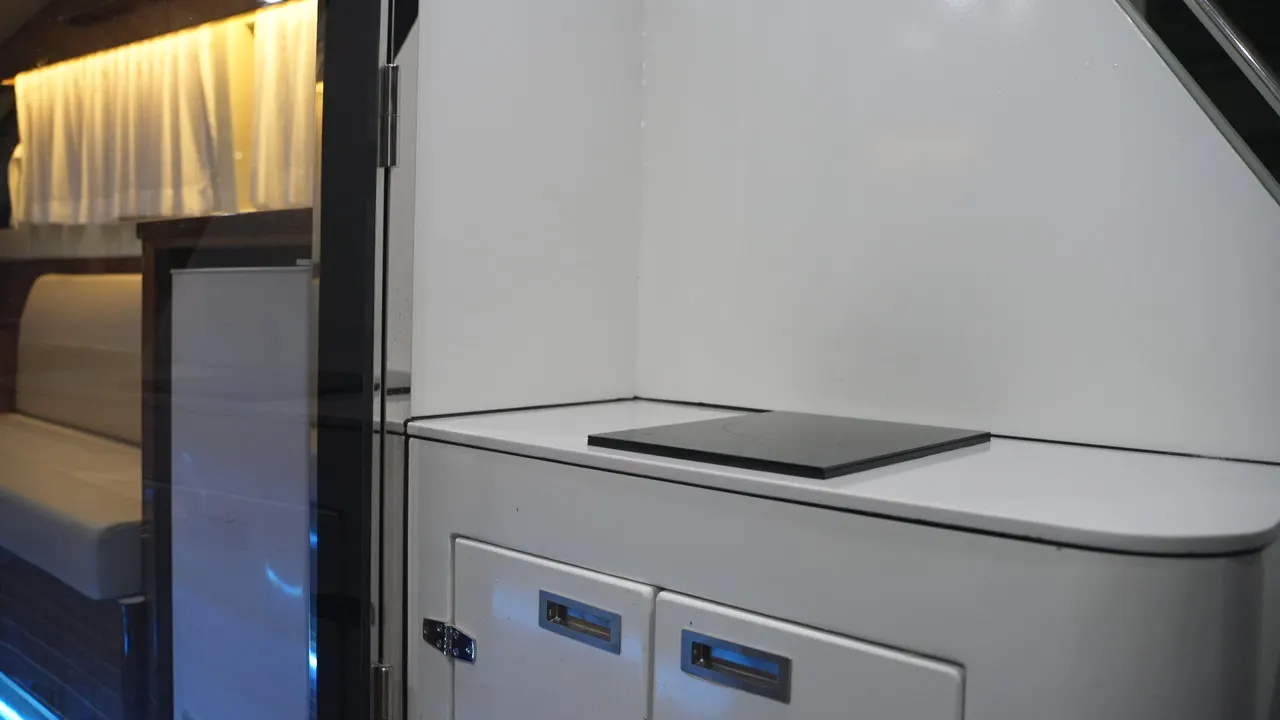 57ft/17m Cabin Cruiser Aluminum Alloy Yacht Luxury Boat with Bedroom Up to 50 Knots