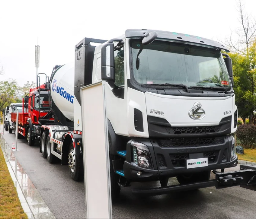 Dongfeng 8x4 type 12 m3 concrete mixer truck Cummins 315 Hp engine E0 RHD cement truck
