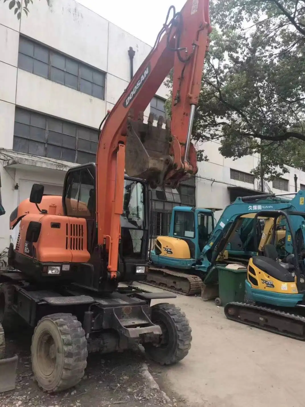 Used 6 ton earth-moving machinery engineering construction machinery Doosan DX60W wheel excavator