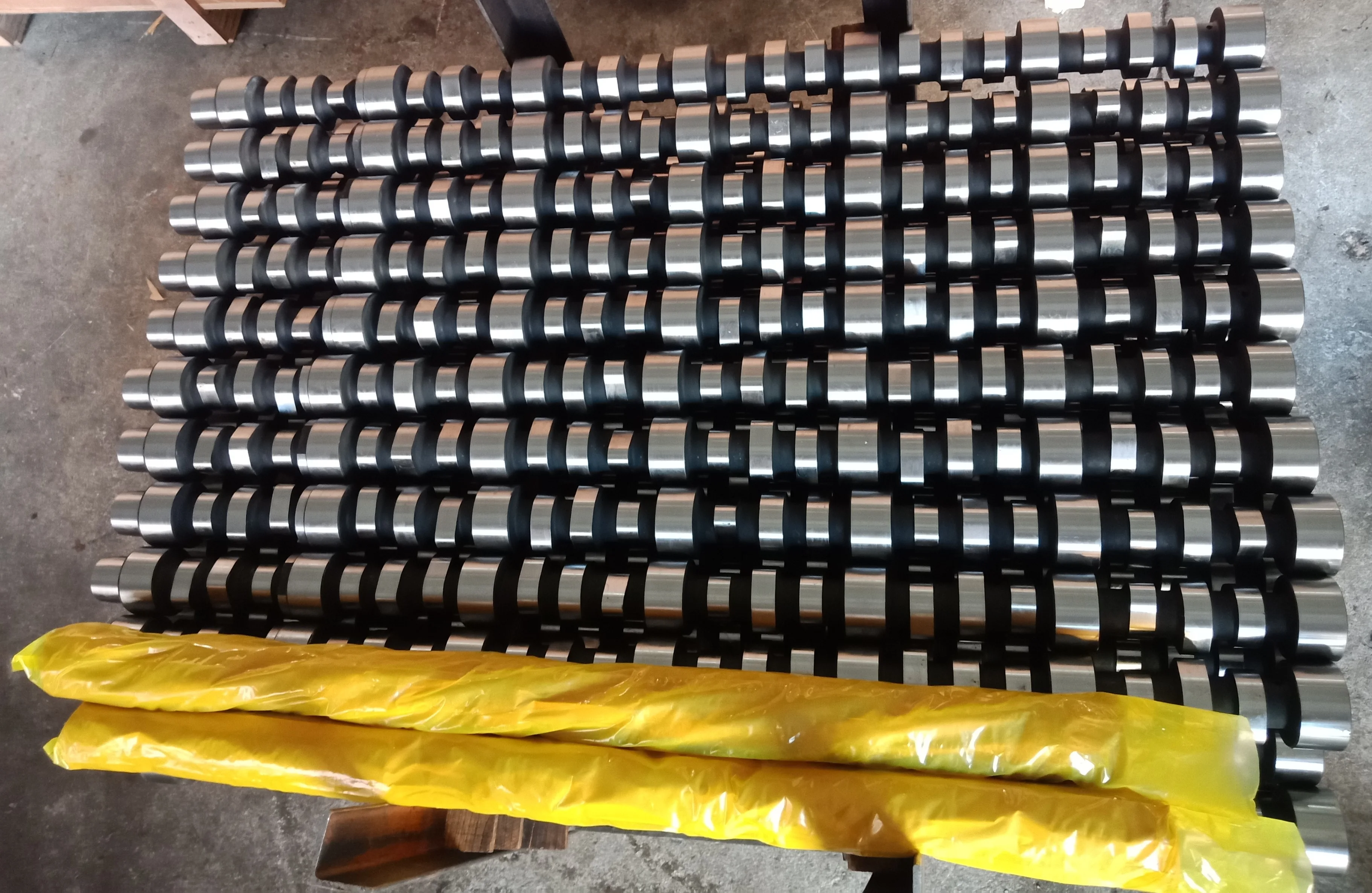 Truck spare part original quality CUMIS  ISX15 engine camshaft 4059331 4059333  4298626 4298627