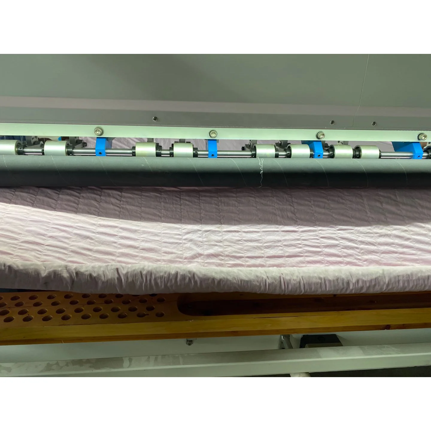 Высокоскоростная автоматическая машина для автоматического наполнения двойных тамбурный шов: Доступное многоигольные стегальные машины для матраса и комплект стеганых одеял