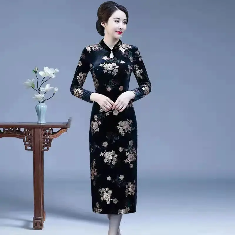 Elegant women Chinese style qipao  cheongsam