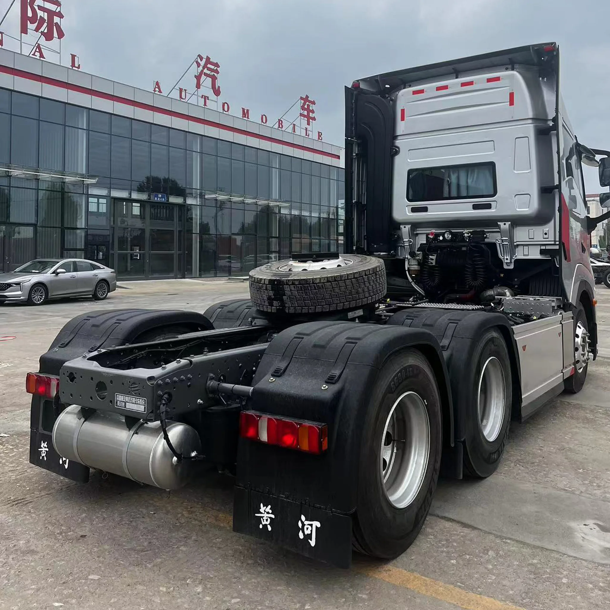 Hot Sale Tractor Huanghe X7 6X4 Euro 6 Fuel Gas Airbag Bridge Automatic Transmission