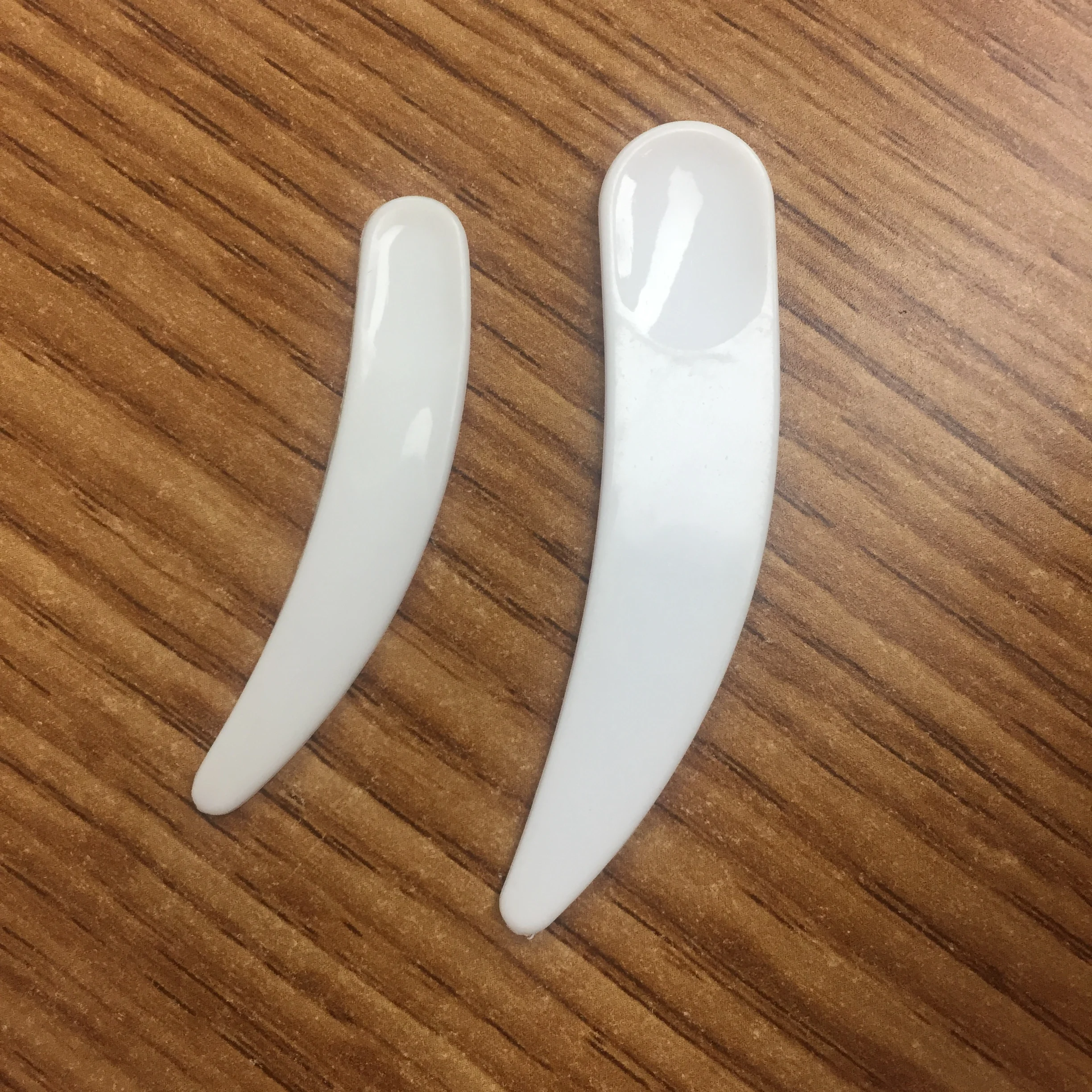 Wholesale low price instock white cream pp spoon cosmetic spatulas with silk print  plastic spatula